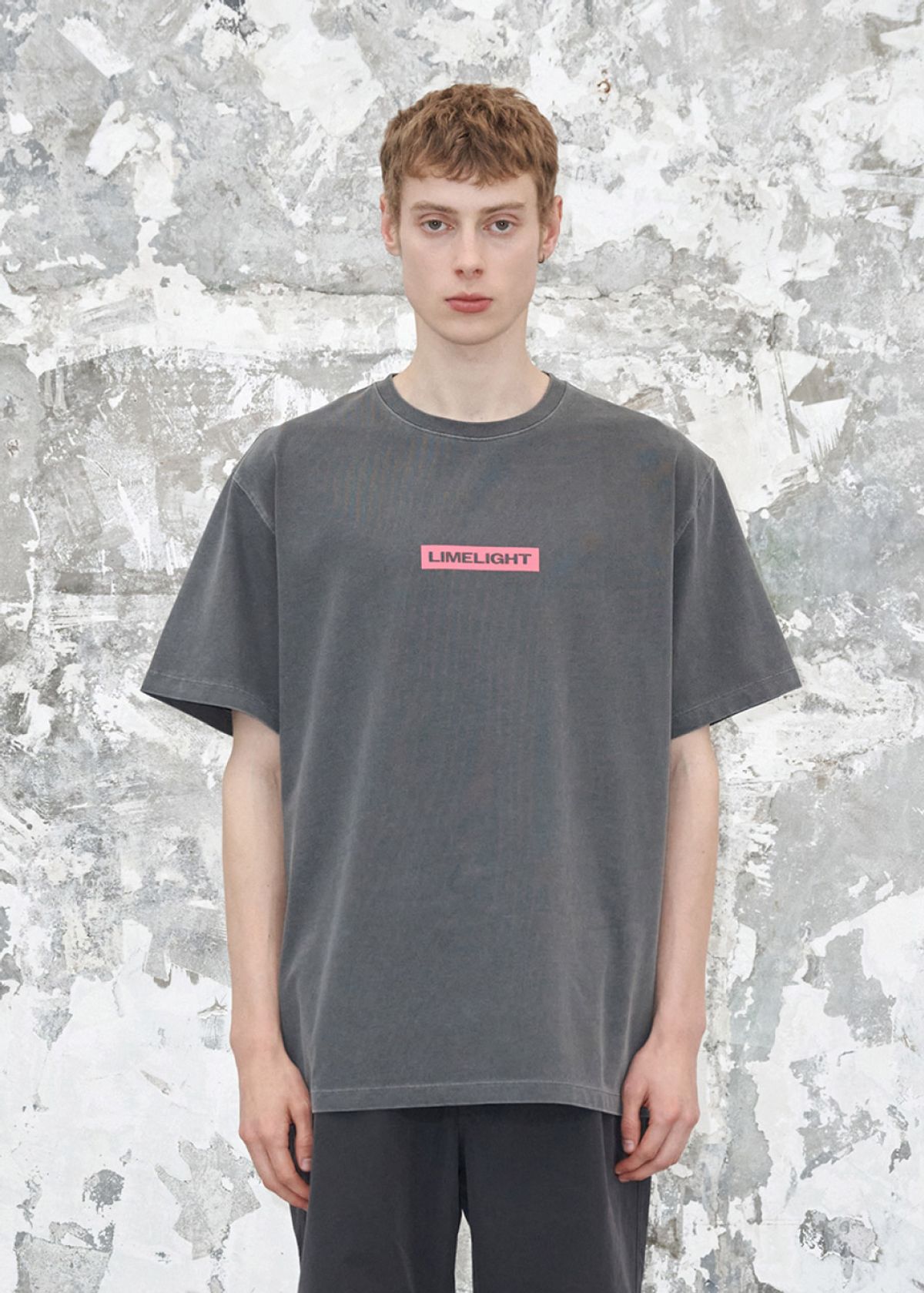 라임라잇 어패럴(LIMELIGHT APPAREL) 어패럴 피그먼트 박스 로고 티셔츠 (차콜/핑크)