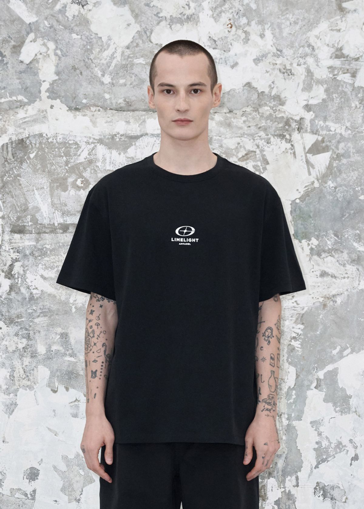 라임라잇 어패럴(LIMELIGHT APPAREL) 어패럴 스타라이트 로고 티셔츠 (블랙/화이트)
