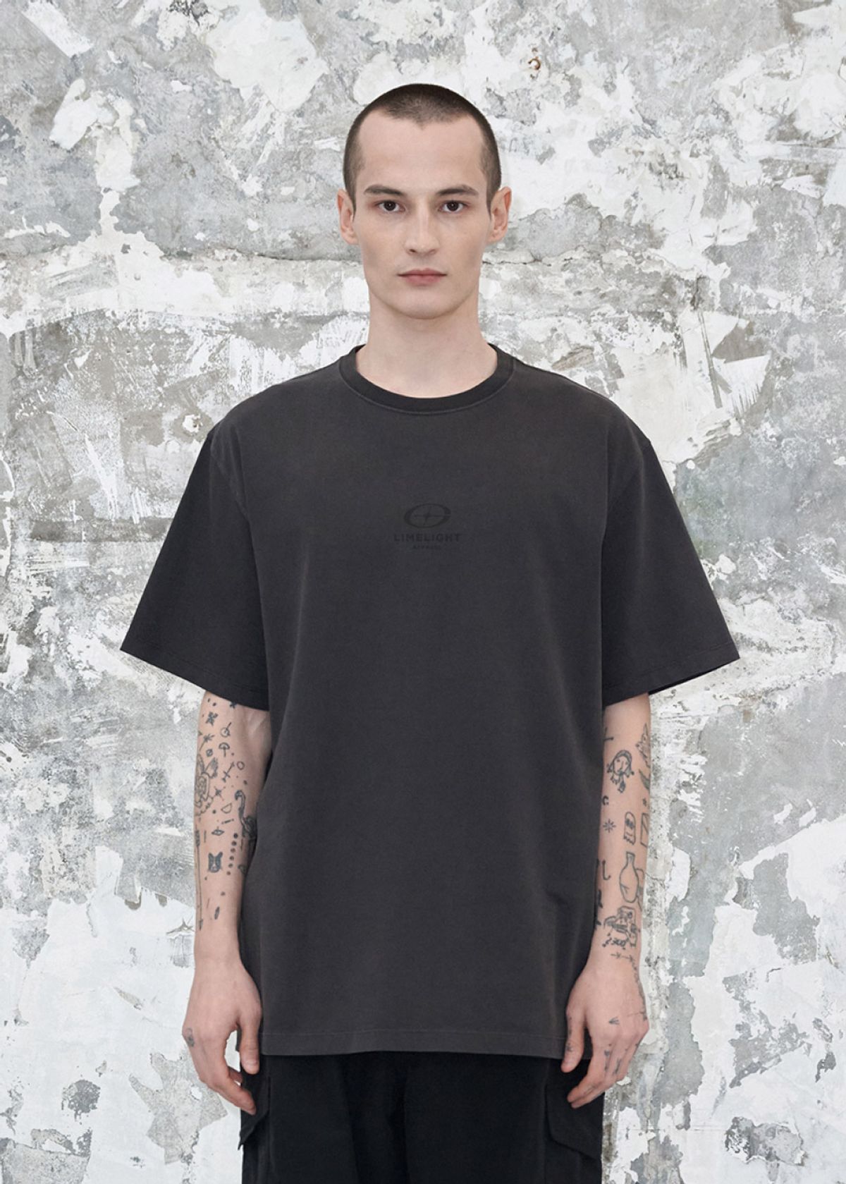 라임라잇 어패럴(LIMELIGHT APPAREL) 어패럴 피그먼트 스타라이트 로고 티셔츠 (블랙/블랙)