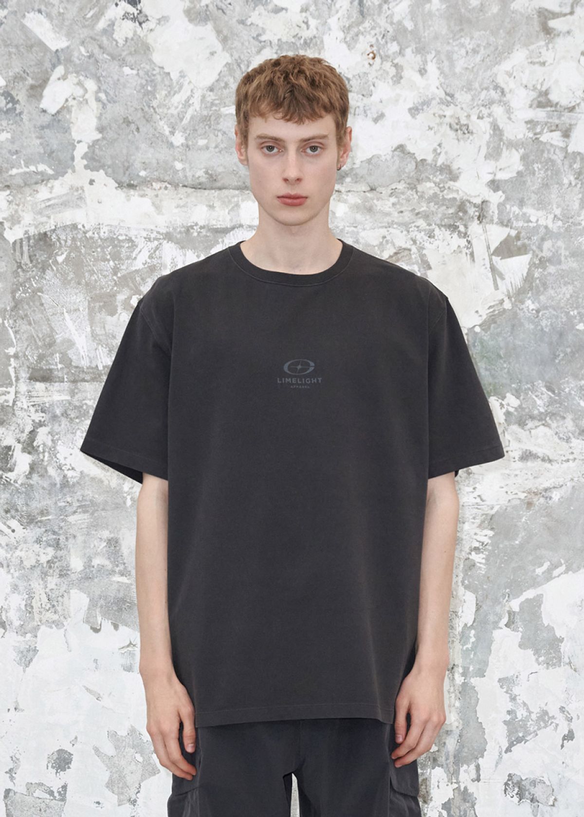 라임라잇 어패럴(LIMELIGHT APPAREL) 어패럴 피그먼트 스타라이트 로고 티셔츠 (블랙/그레이)