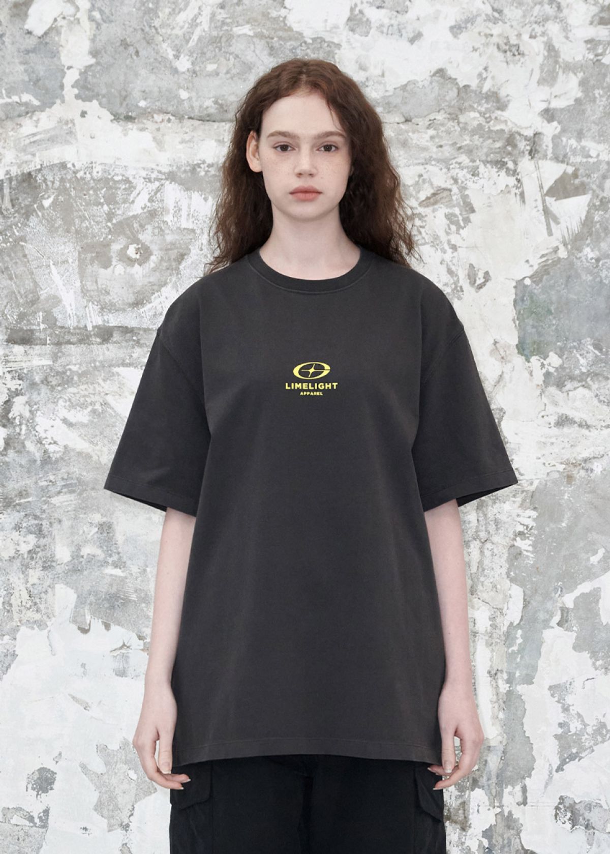 라임라잇 어패럴(LIMELIGHT APPAREL) 어패럴 피그먼트 스타라이트 로고 티셔츠 (블랙/라임라잇)