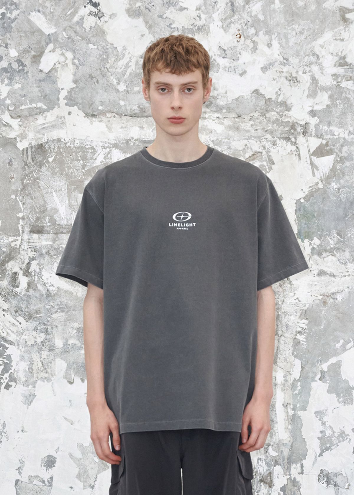 라임라잇 어패럴(LIMELIGHT APPAREL) 어패럴 피그먼트 스타라이트 로고 티셔츠 (차콜/화이트)