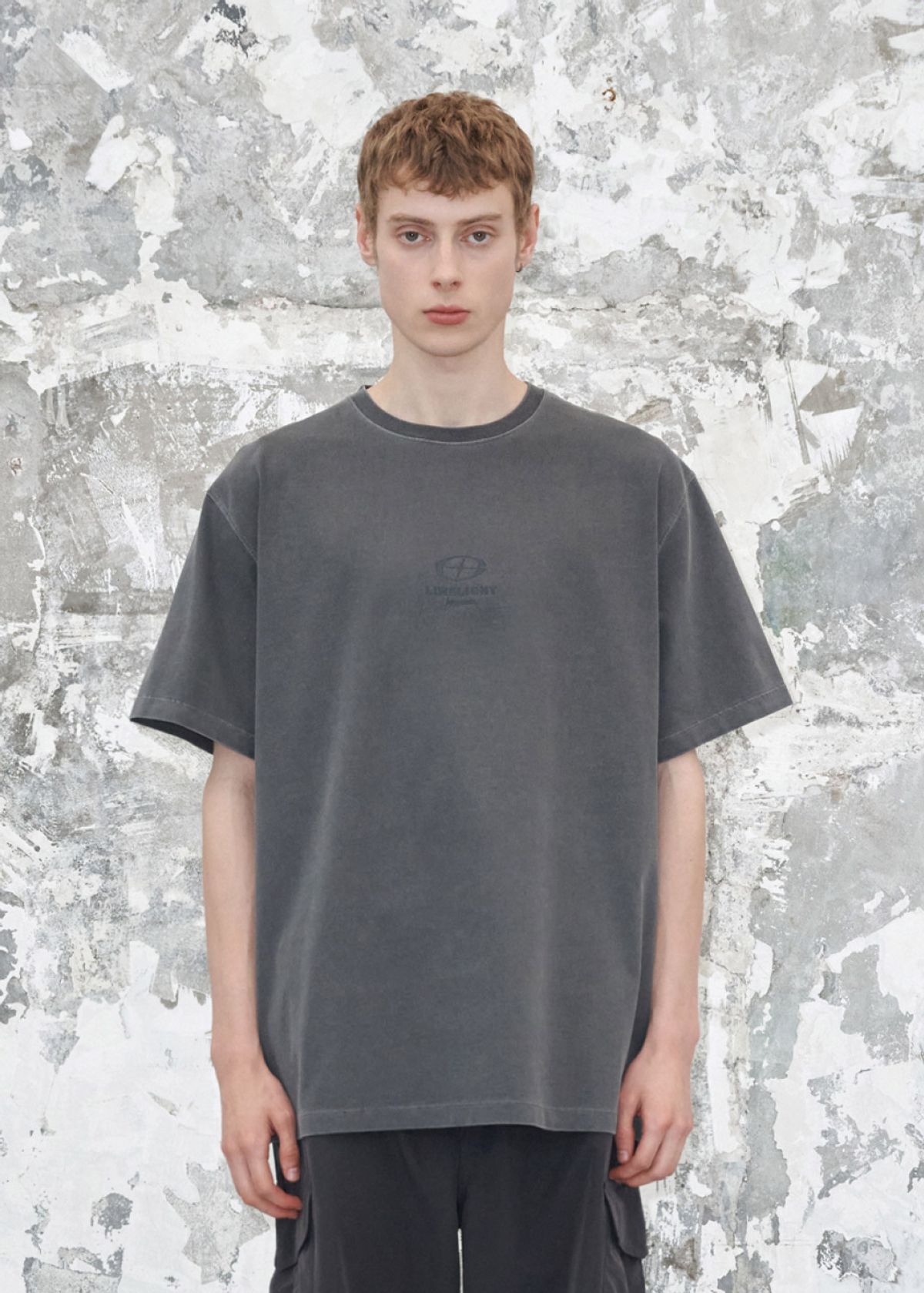 라임라잇 어패럴(LIMELIGHT APPAREL) 어패럴 피그먼트 스타라이트 로고 티셔츠 (차콜/그레이)