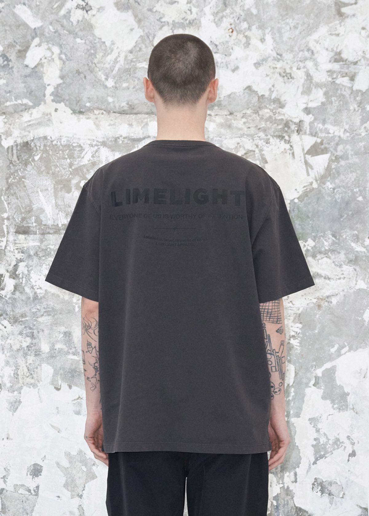 라임라잇 어패럴(LIMELIGHT APPAREL) 어패럴 피그먼트 백 로고 티셔츠 (블랙/블랙)
