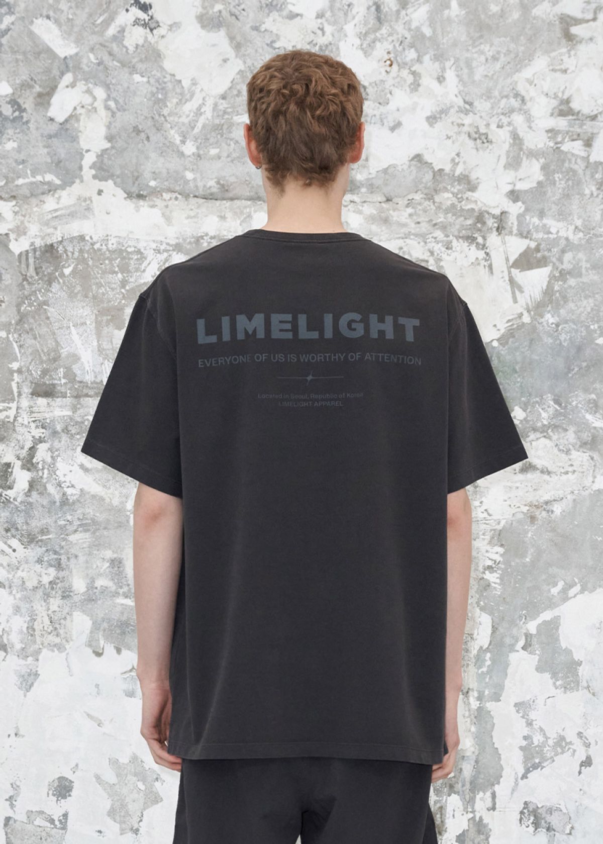 라임라잇 어패럴(LIMELIGHT APPAREL) 어패럴 피그먼트 백 로고 티셔츠 (블랙/그레이)