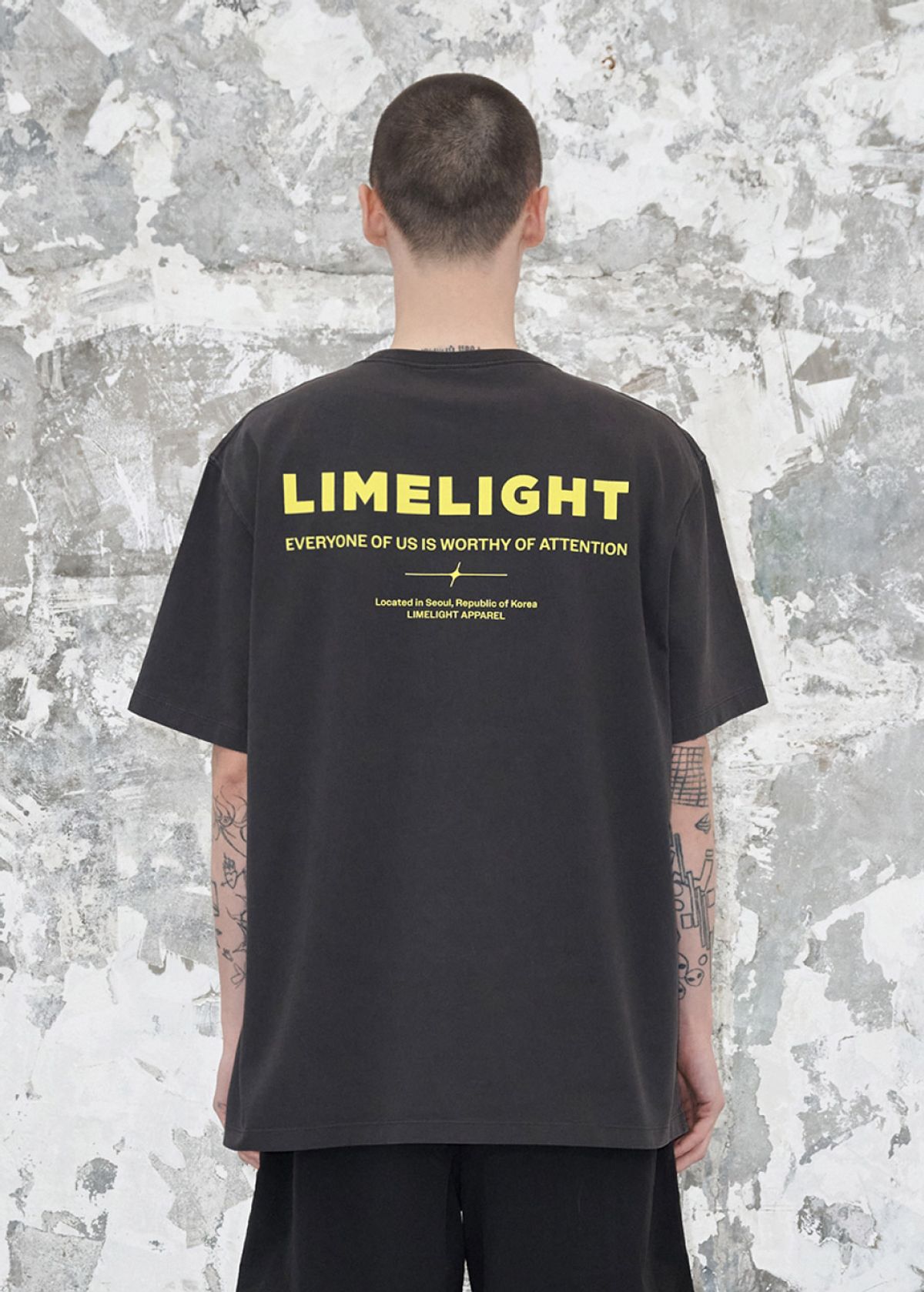 라임라잇 어패럴(LIMELIGHT APPAREL) 어패럴 피그먼트 백 로고 티셔츠 (블랙/라임라잇)