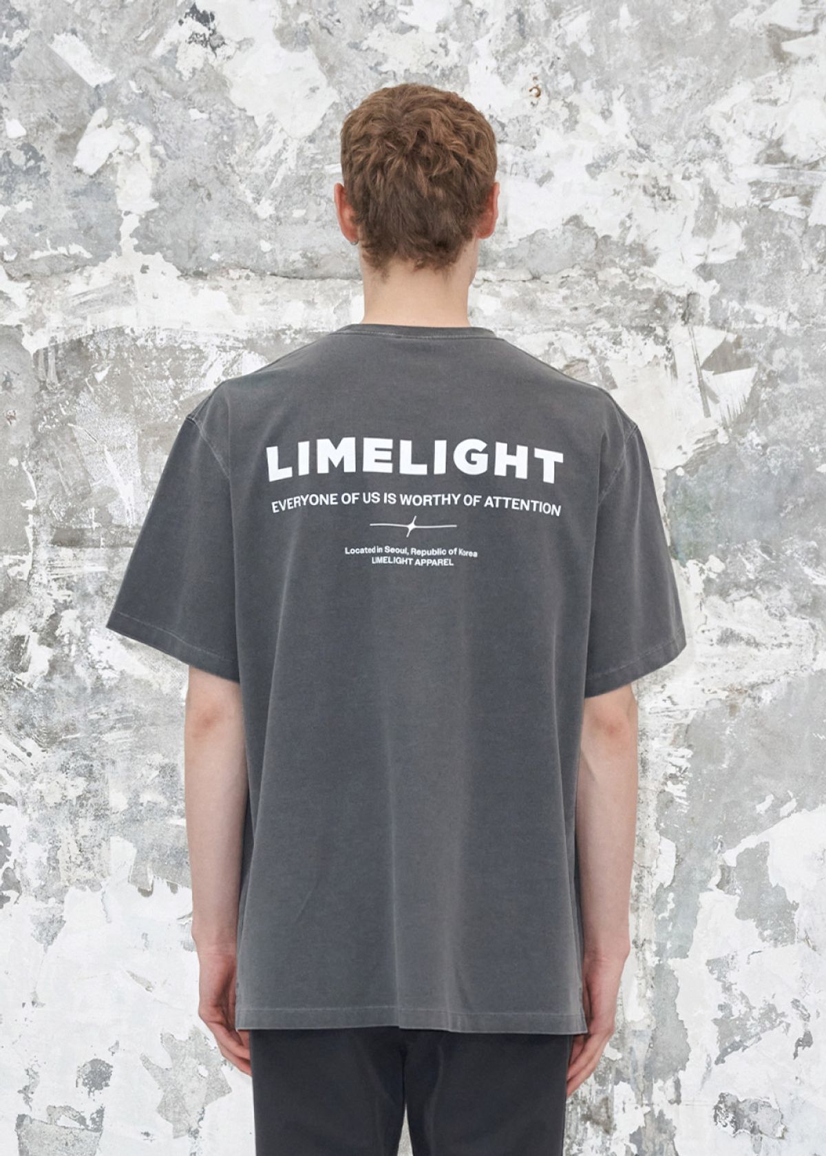 라임라잇 어패럴(LIMELIGHT APPAREL) 어패럴 피그먼트 백 로고 티셔츠 (차콜/화이트)
