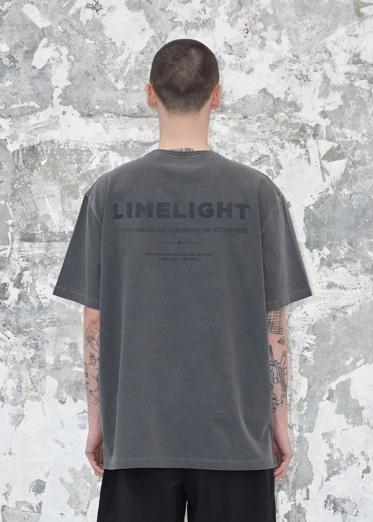 라임라잇 어패럴(LIMELIGHT APPAREL) 어패럴 피그먼트 백 로고 티셔츠 (차콜/그레이)