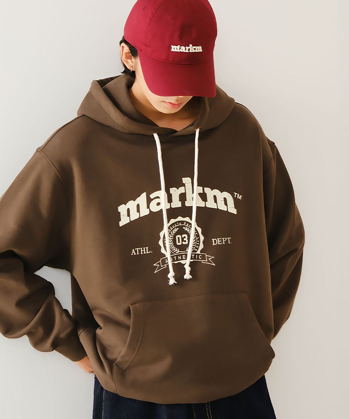 마크엠(MARKM) MARKM 칼리지 로고 그래픽 후디 (MJIBI8606)