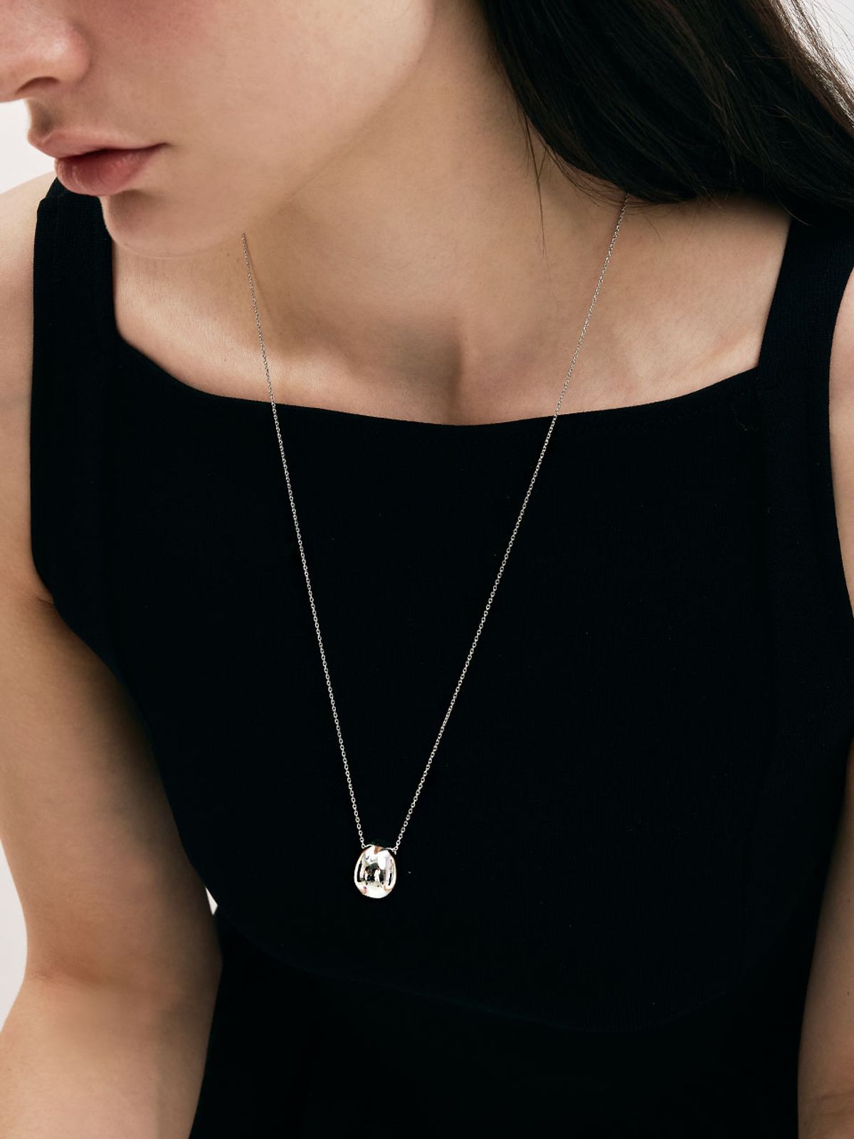 헤이(HEI) bold egg pendant long necklace