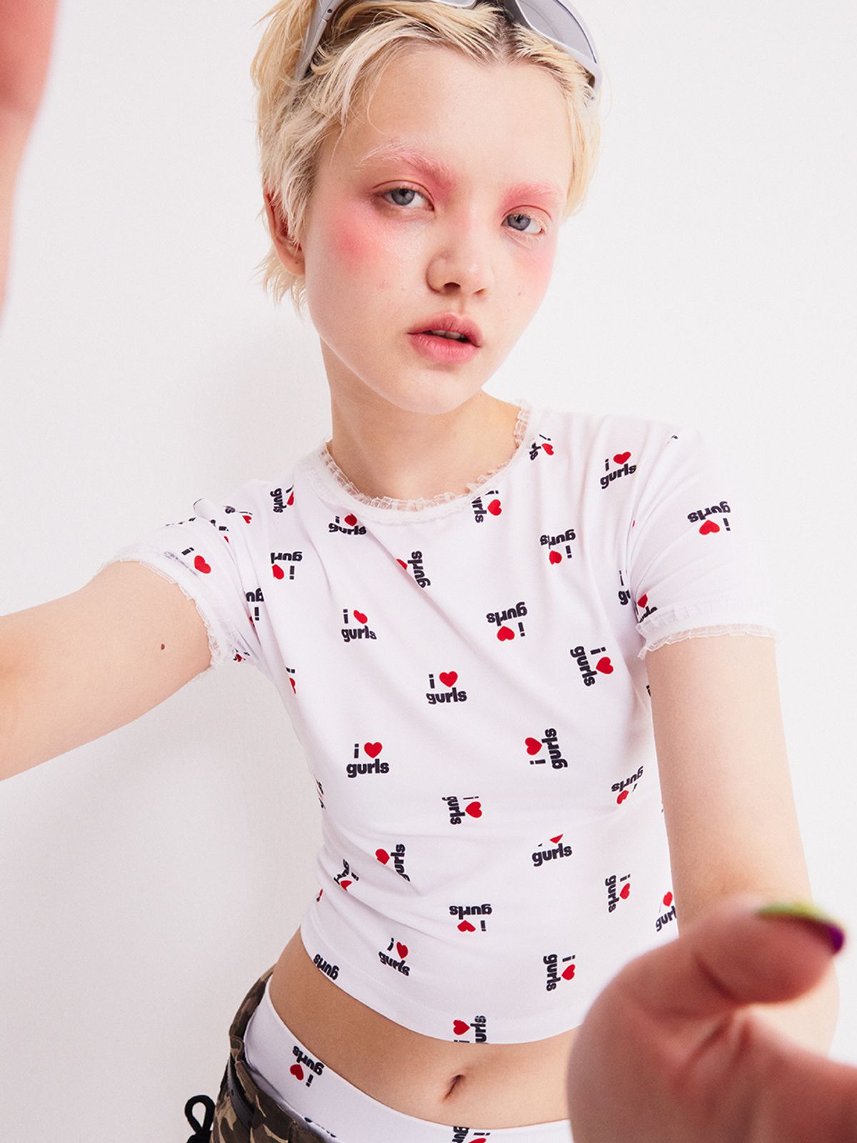에즈이프 캘리(ASIF CALIE) LOVE GURLS GRAPHIC CROP T-SHIRT WHITE