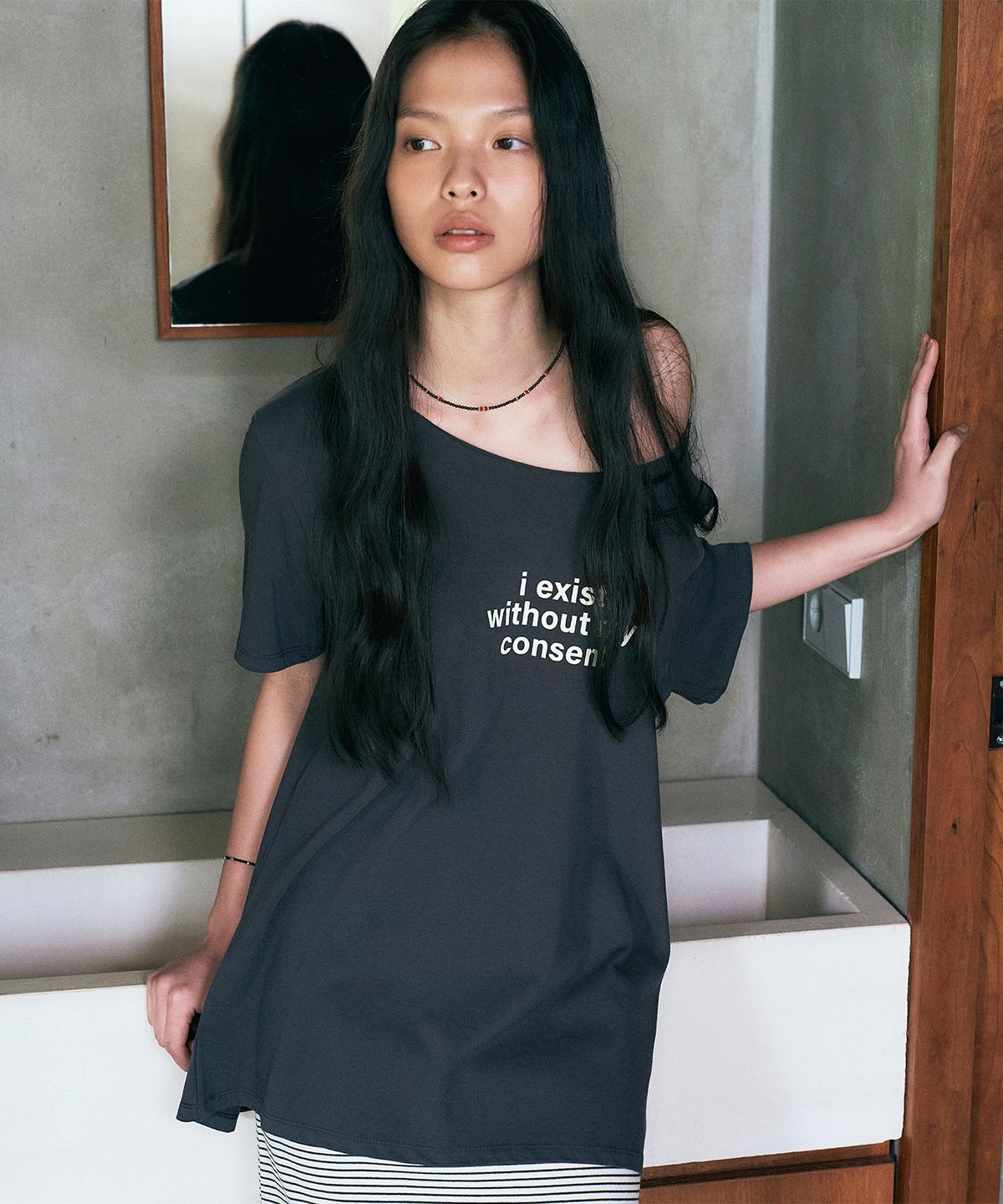 니브(NEEV) Lettering Off Shoulder T-shirt (Charcoal)