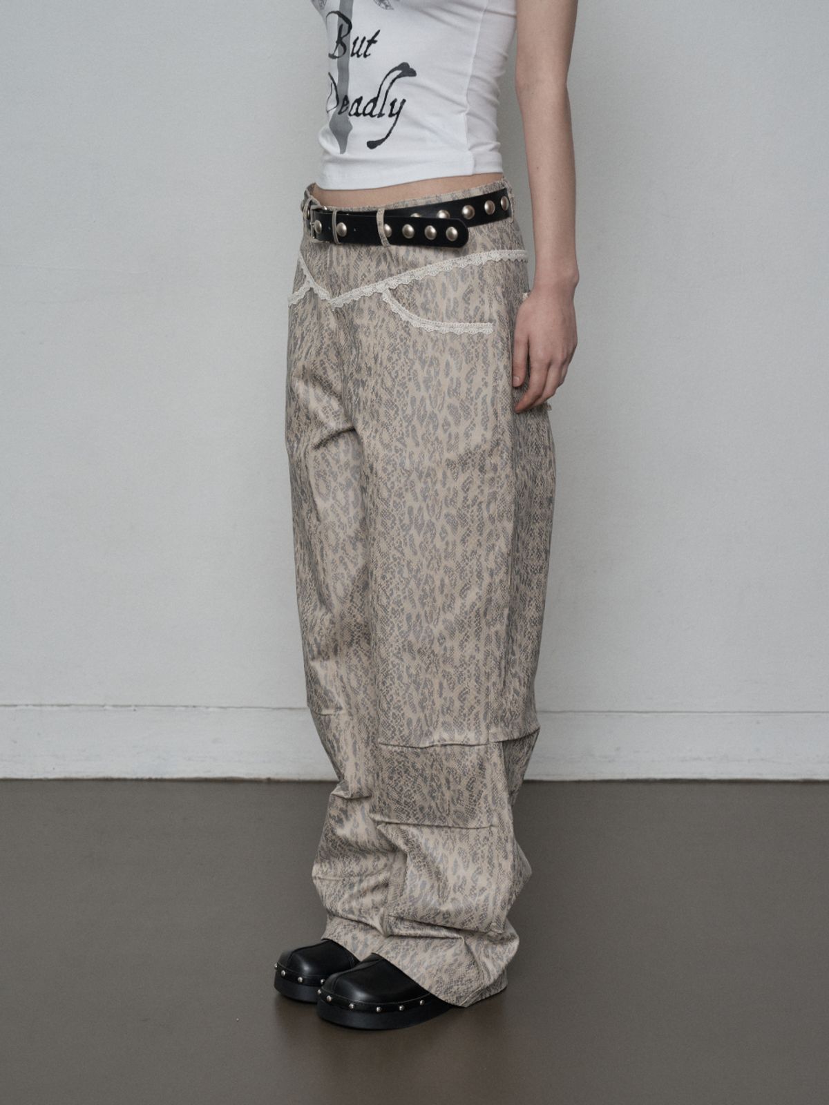 셋업이엑스이(SETUP-EXE) PYTHON LACE  PANTS / BEIGE