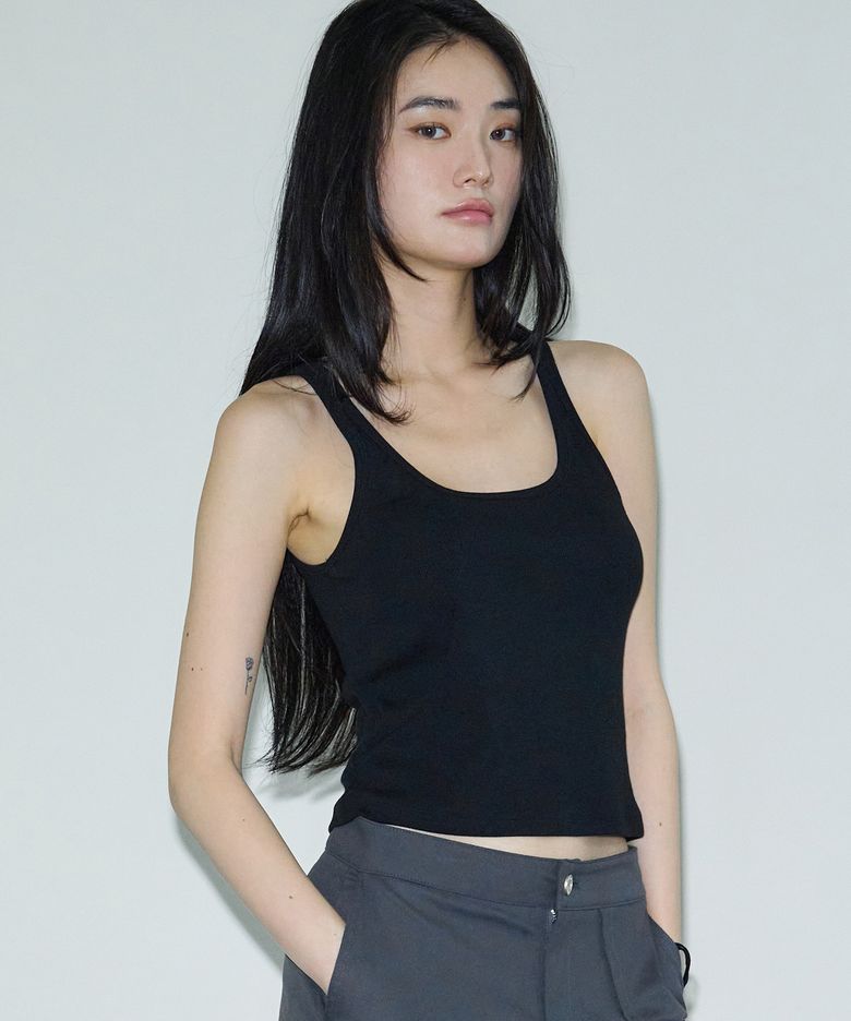 딥 스쿱 넥 라인 슬리브리스 [black]