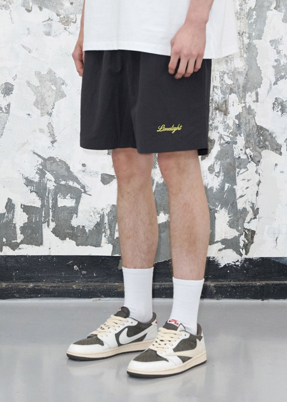 라임라잇 어패럴(LIMELIGHT APPAREL) 어패럴 스크립트 로고 나일론 쇼츠 (차콜/라임라잇)