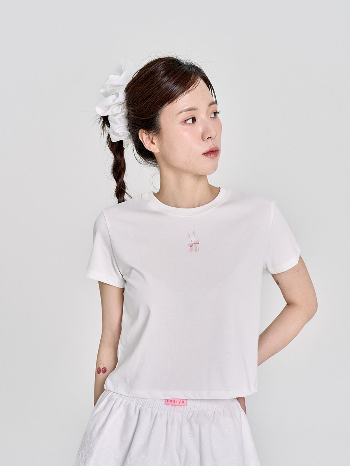 로시야(ROSIYA) 미니 리본  래빗 크롭 티셔츠/ 화이트