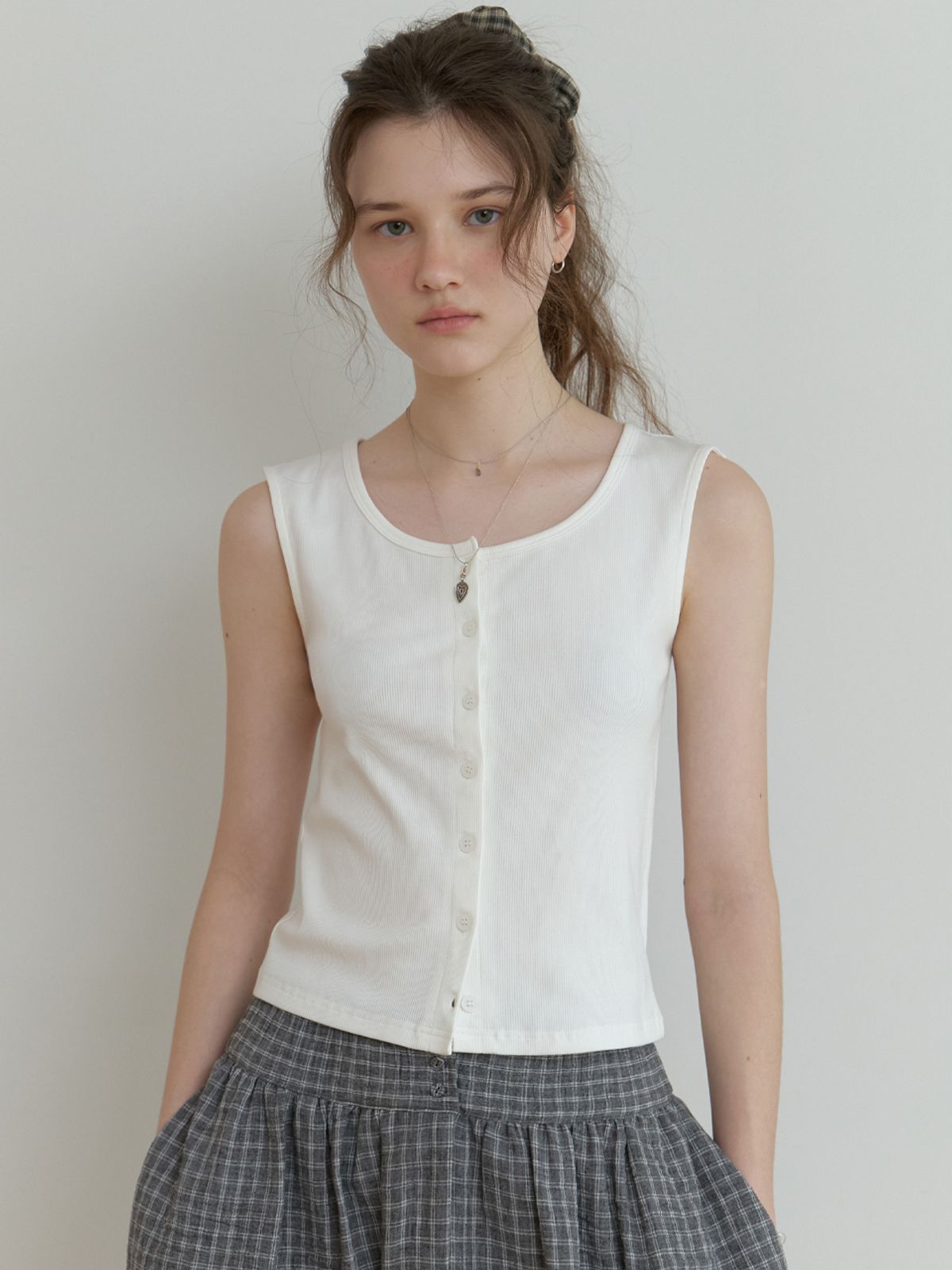 더미튼(THEMITTEN) Nap button sleeveless (white)