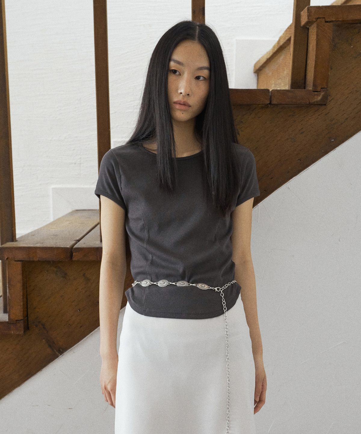 프롬웨얼(FROMWHERE) CURVED SLIM T-SHIRT CHARCOAL