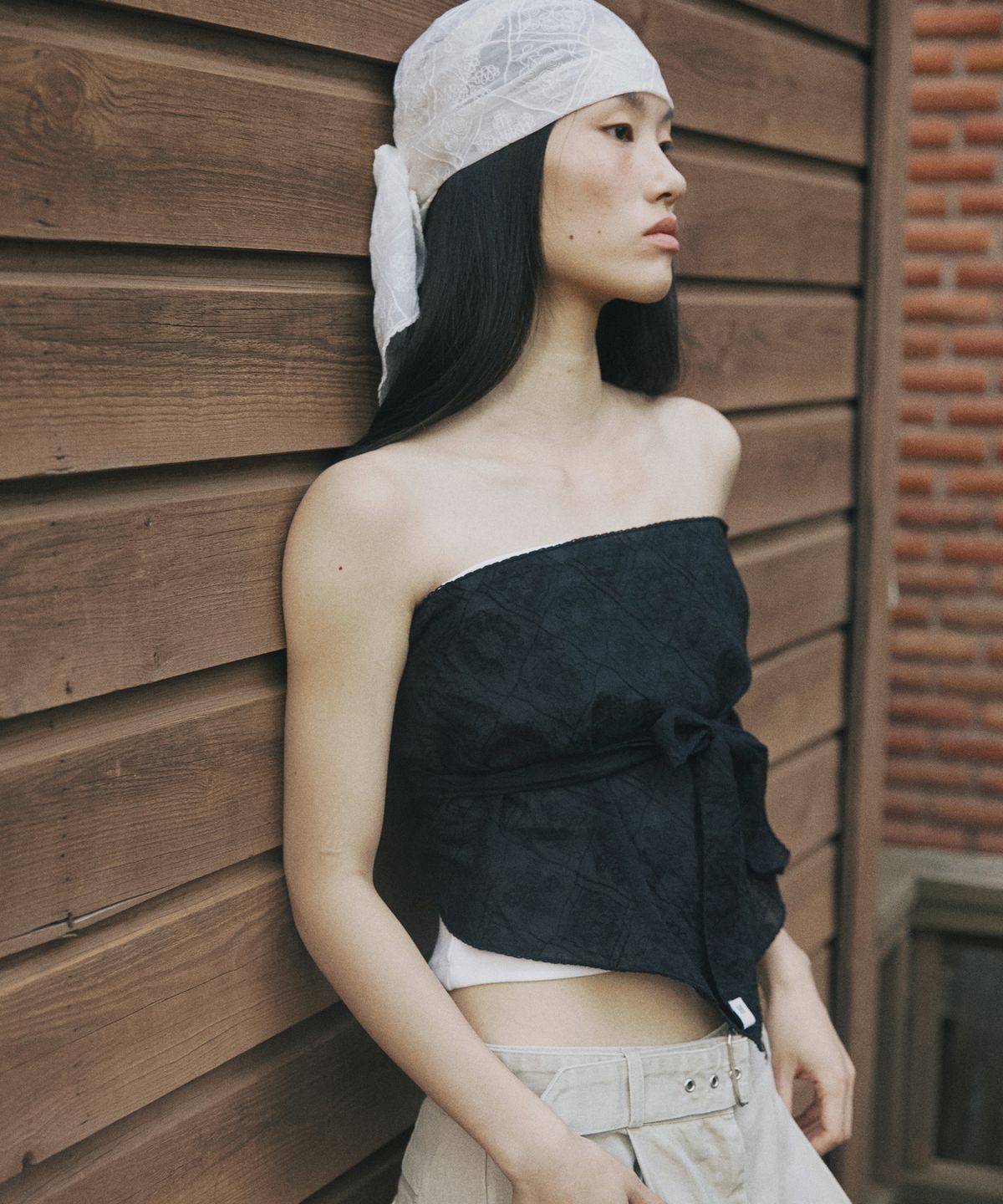 프롬웨얼(FROMWHERE) EMBROIDERY SCARF TOP BLACK