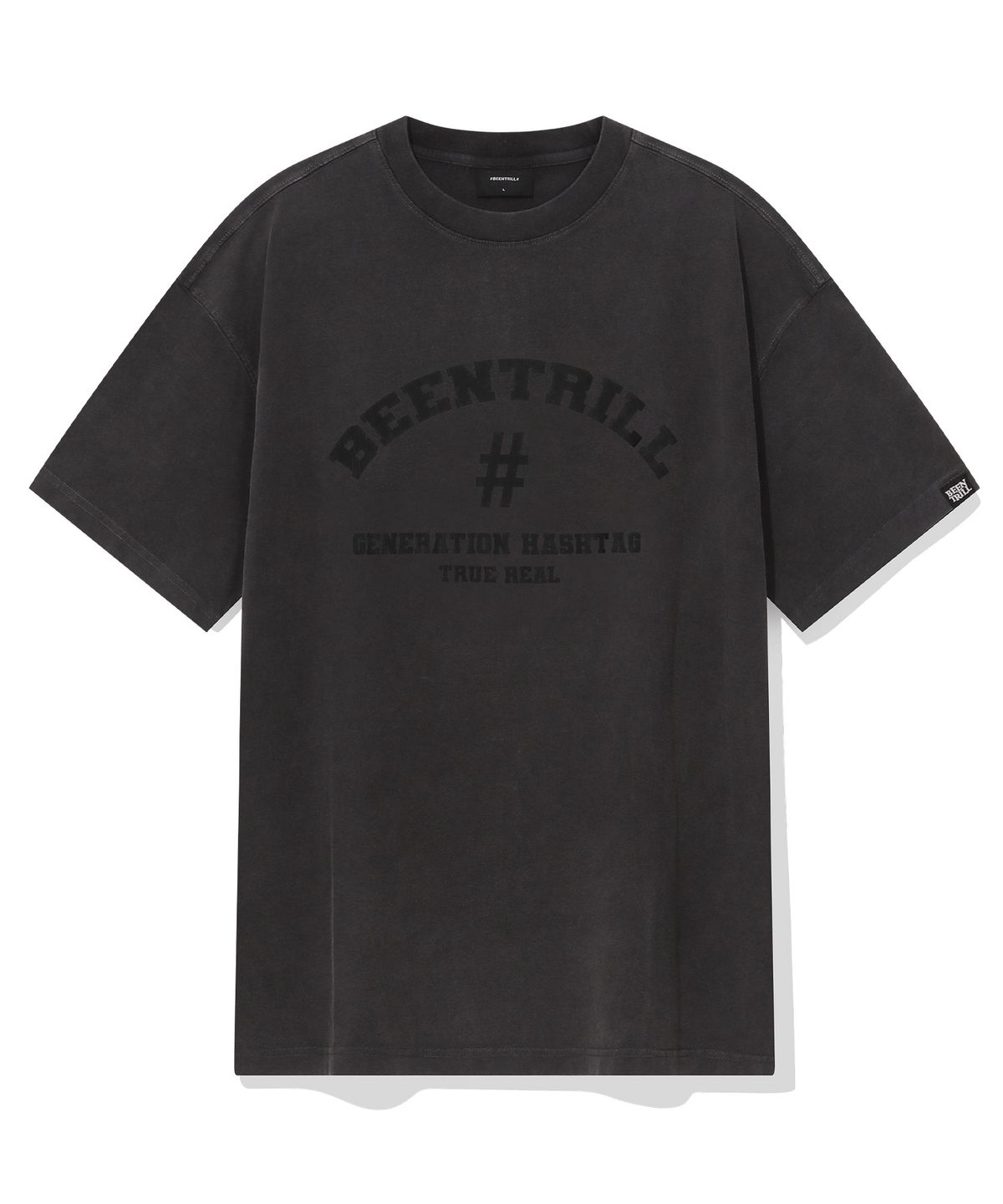 빈트릴(BEENTRILL) 아치로고 해시태그 피그먼트 티셔츠(차콜)