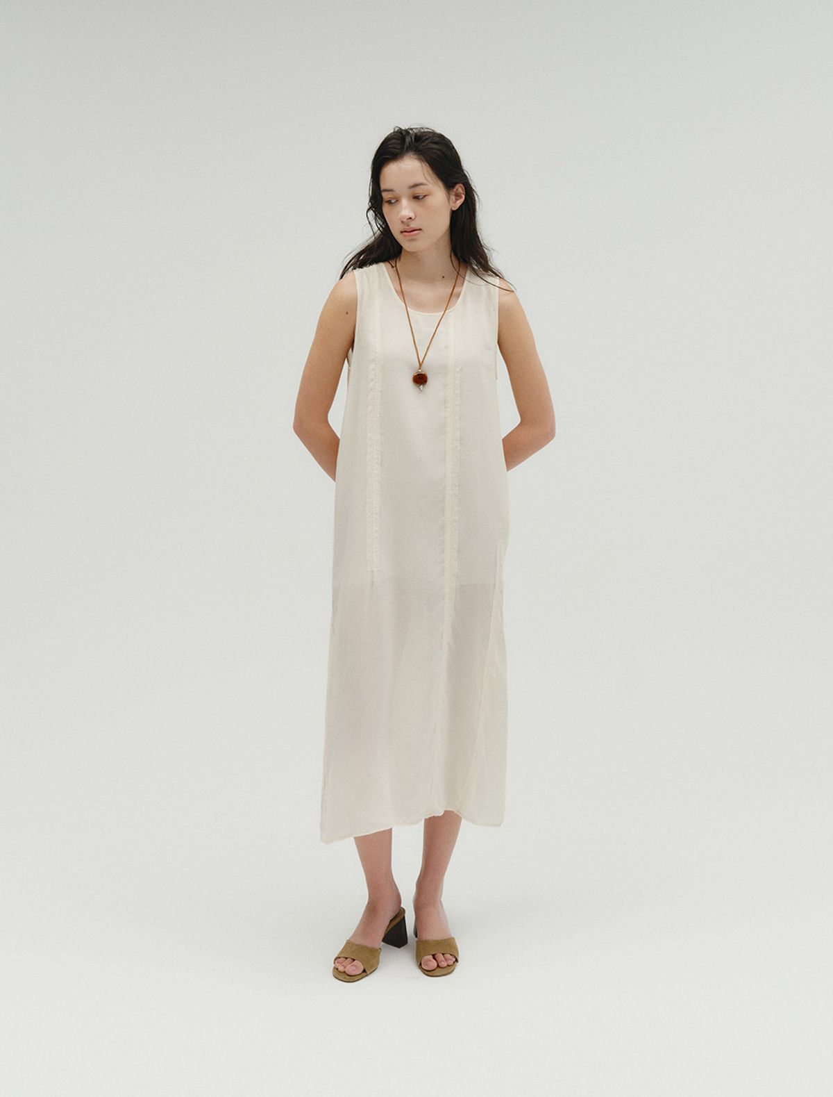 솔티페블(SALTY PEBBLE) UNBALANCED RAW EDGE DRESS [IVORY]