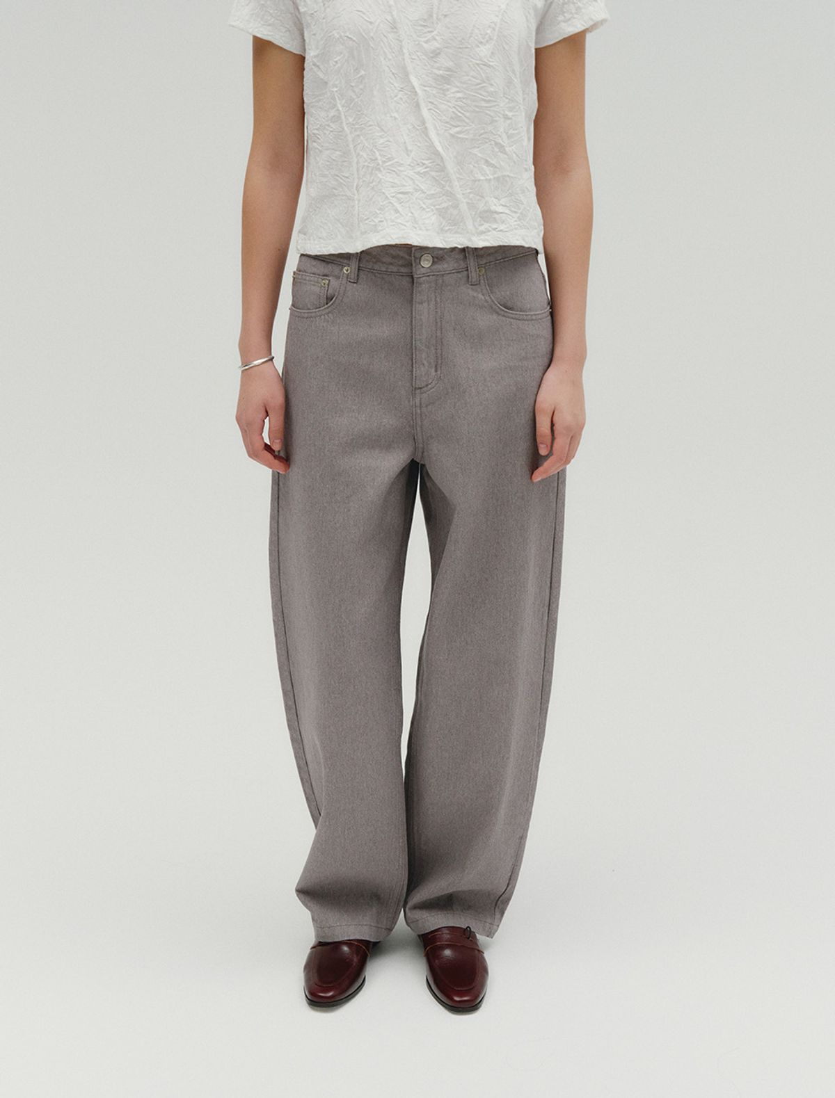 솔티페블(SALTY PEBBLE) CURVED SILHOUETTE COLOR DYEING JEAN [GREY]