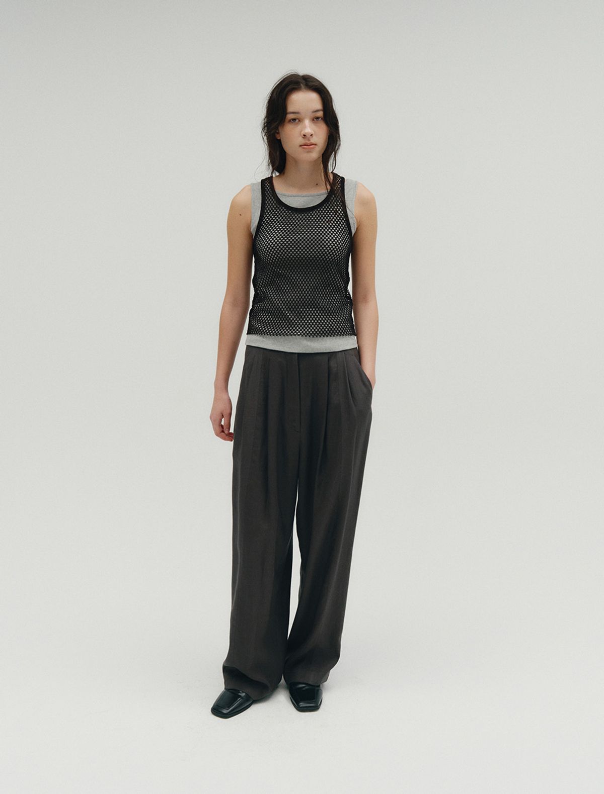 솔티페블(SALTY PEBBLE) NET LAYERED SLEEVELESS TOP [BLACK]