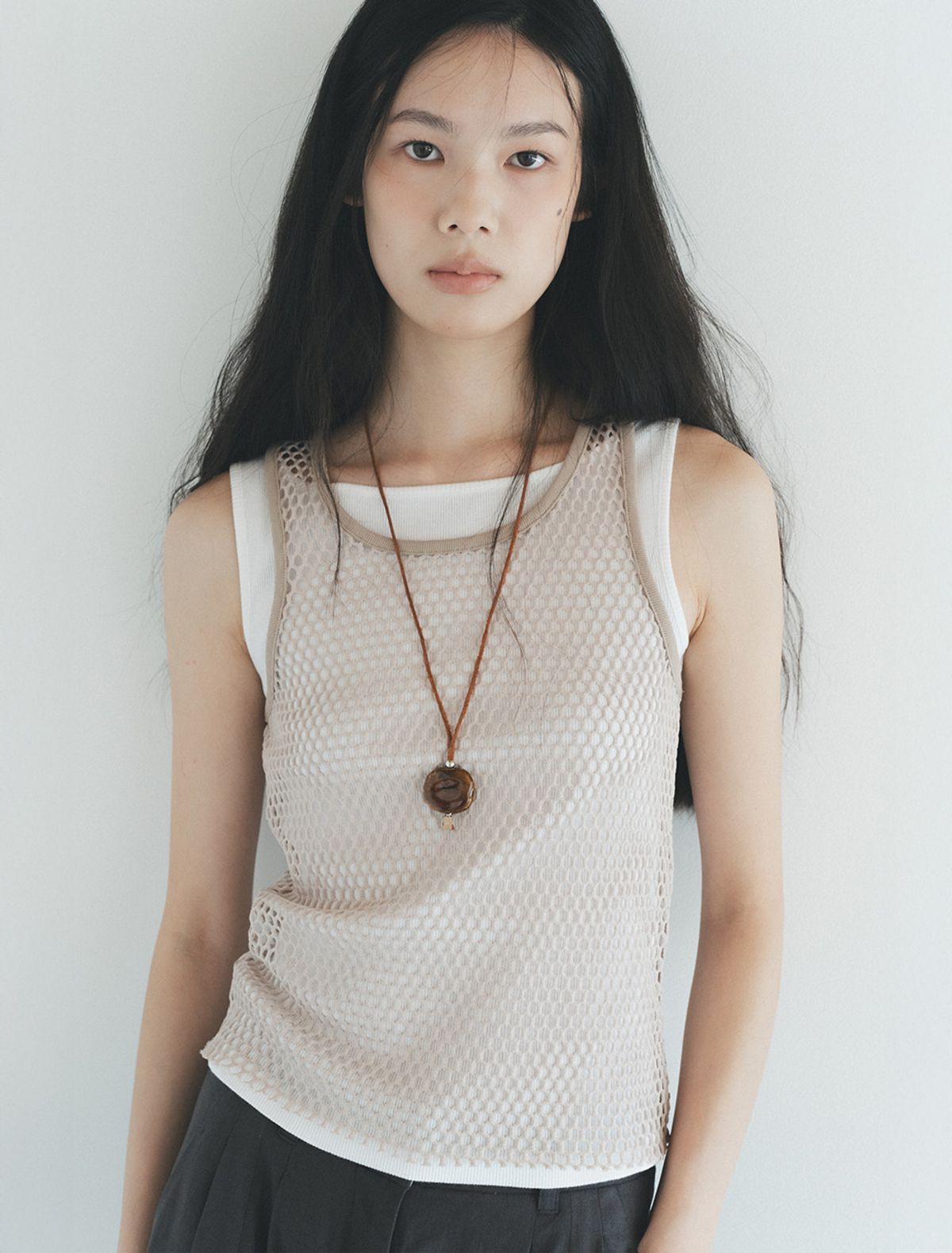 솔티페블(SALTY PEBBLE) NET LAYERED SLEEVELESS TOP [BEIGE]