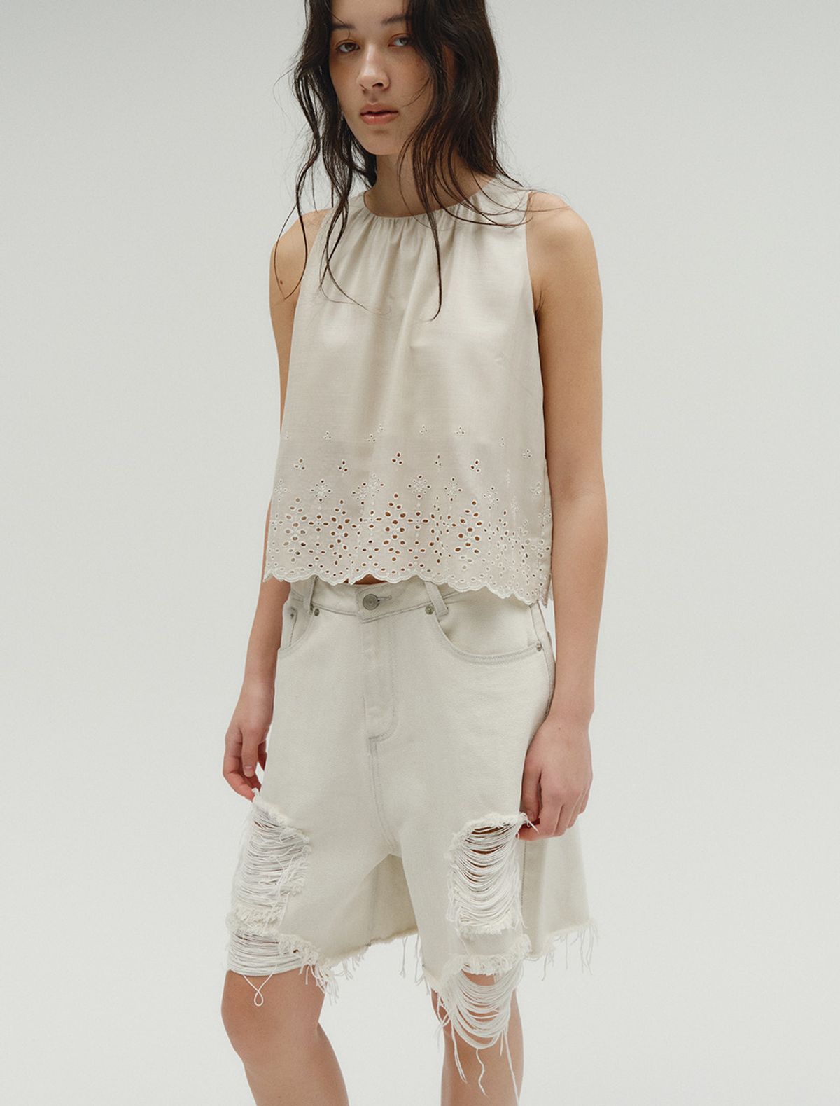 솔티페블(SALTY PEBBLE) PUNCHING DETAIL GLOSSY COATED BLOUSE [BEIGE]