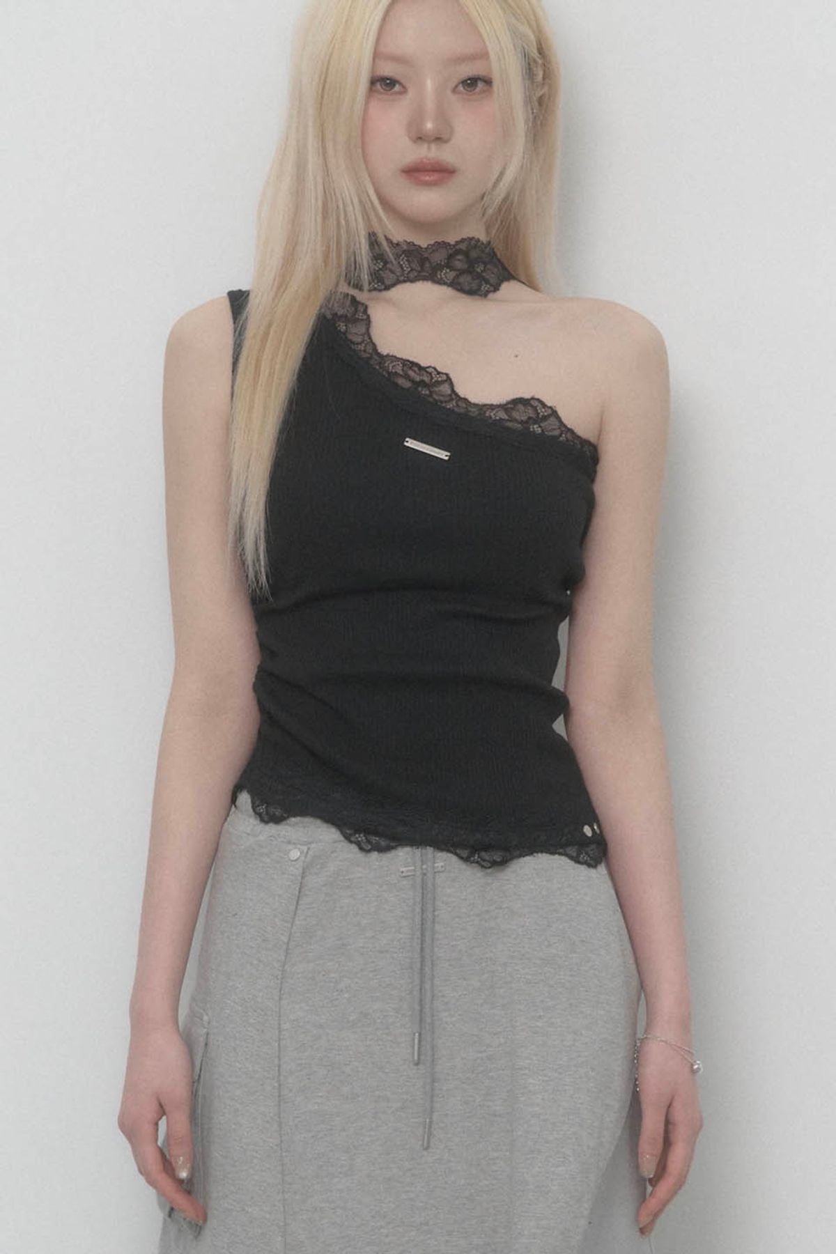 에트오소메(ETRE AU SOMMET) Lace One-shoulder Top (Black)