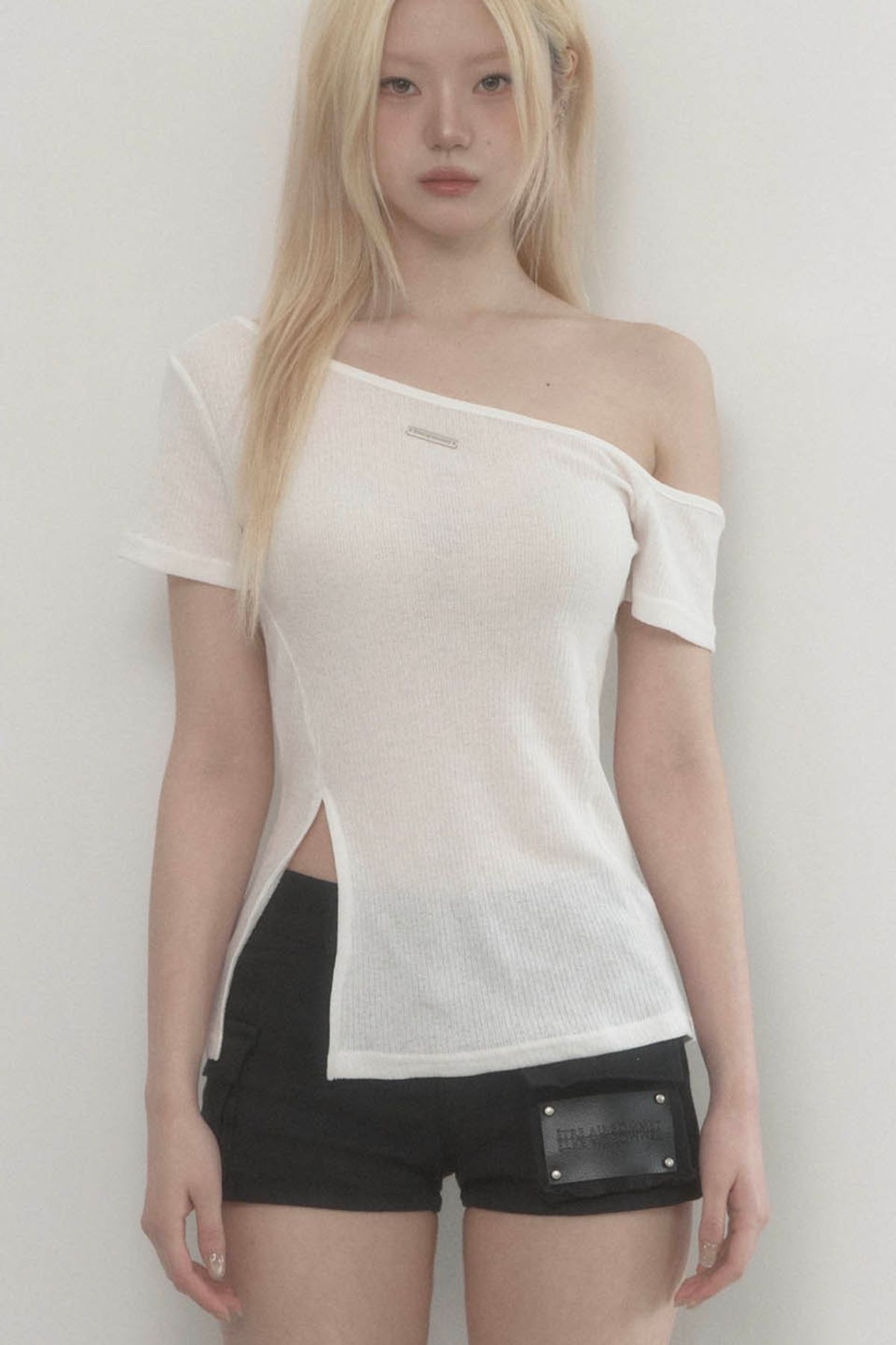 에트오소메(ETRE AU SOMMET) One-shoulder Basic Slit Top (White)