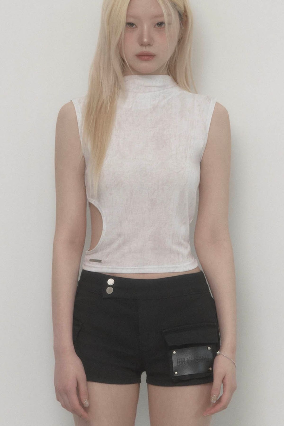 에트오소메(ETRE AU SOMMET) Graphic Side-hole Neck Slit Tank Top (White)