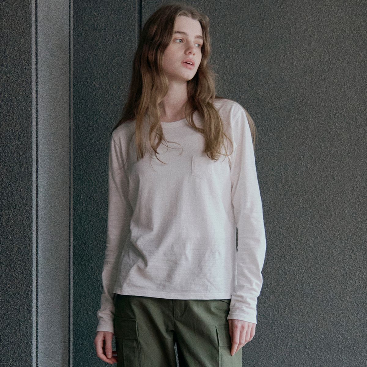 마크엠(MARKM) 여성 싱글 포켓 L/S 슬럽 티 (MIIBB8753)