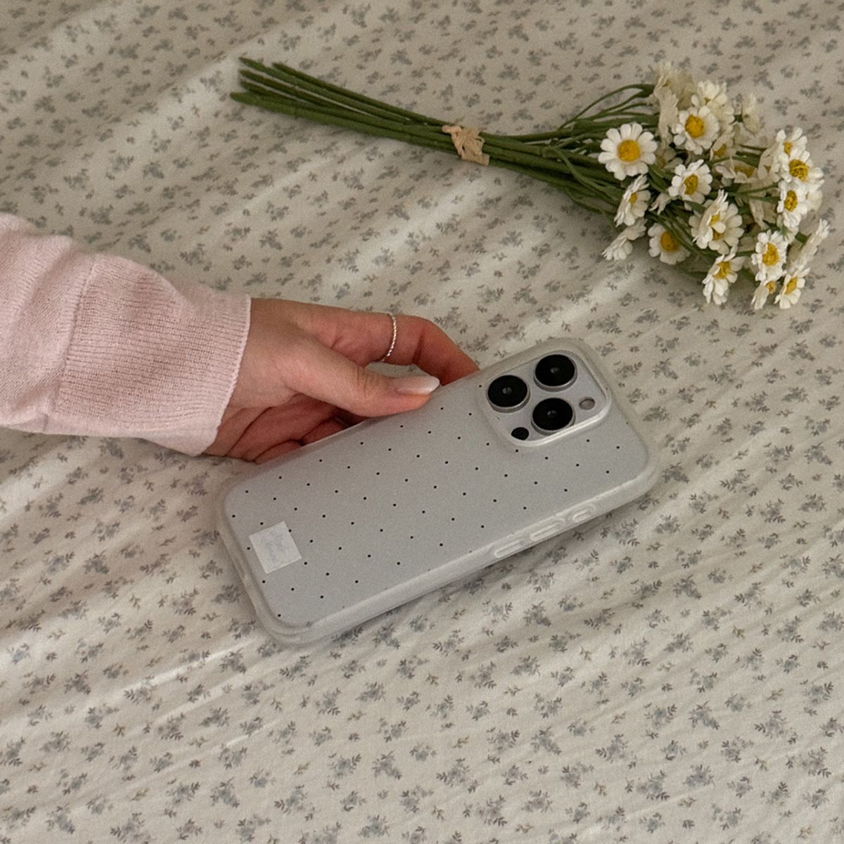 메이드모먼(MADEMOMENT) mini dot glow 디자인 [반투명 폰케이스]