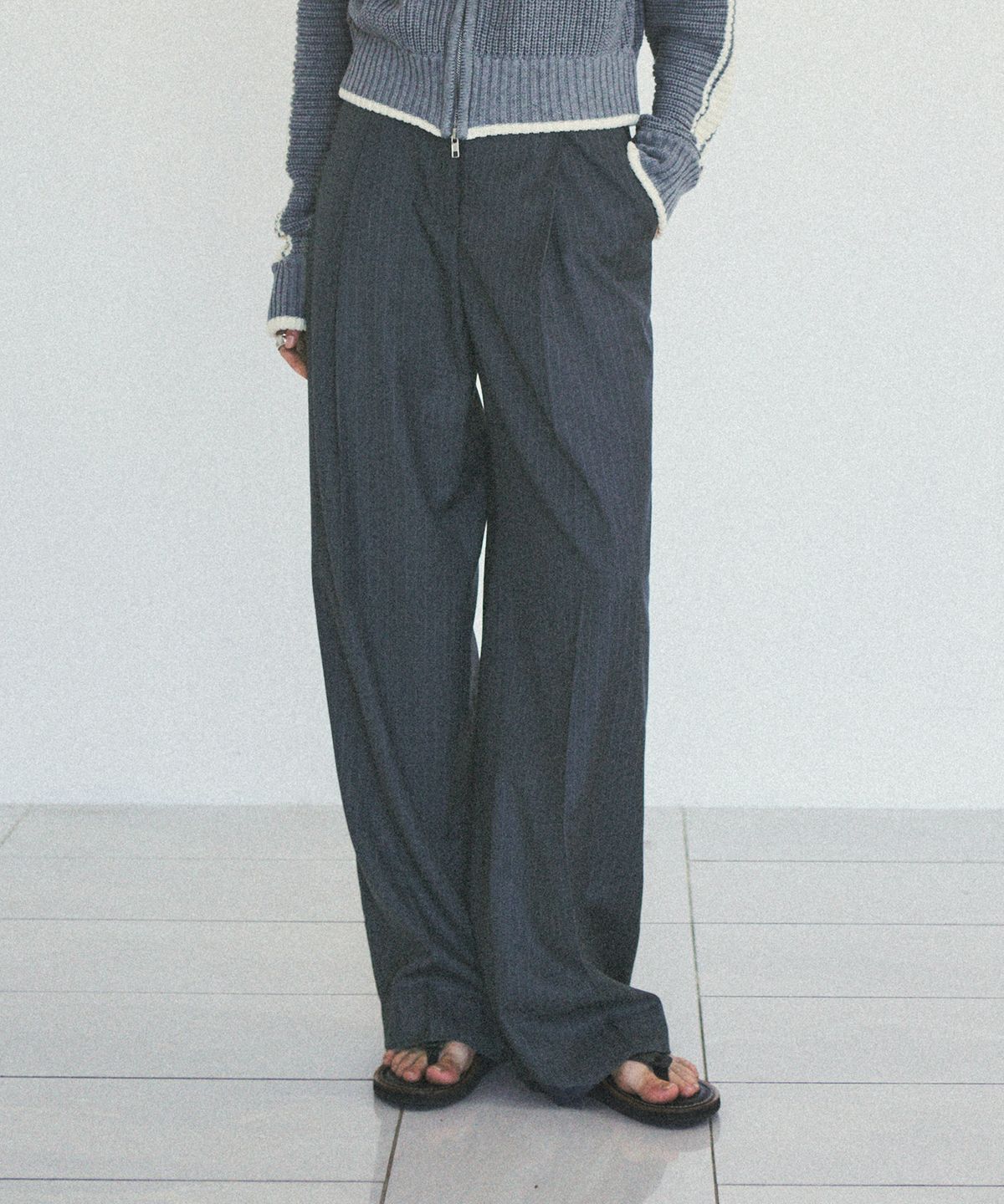 씨타(CITTA) 90s Retro Pin Stripe One-tuck Slacks_CTB519(Grey)