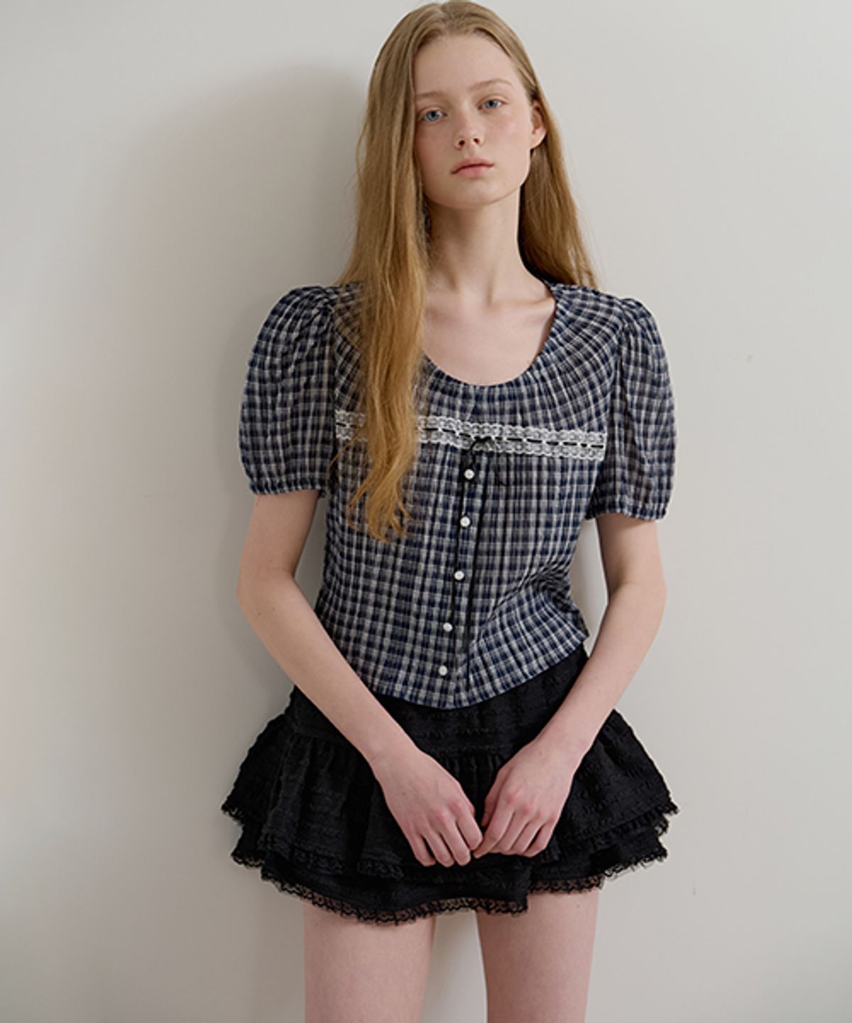 모어댄라이크(MORE THAN LIKE) CHECK RIBBON LACE BLOUSE - NAVY