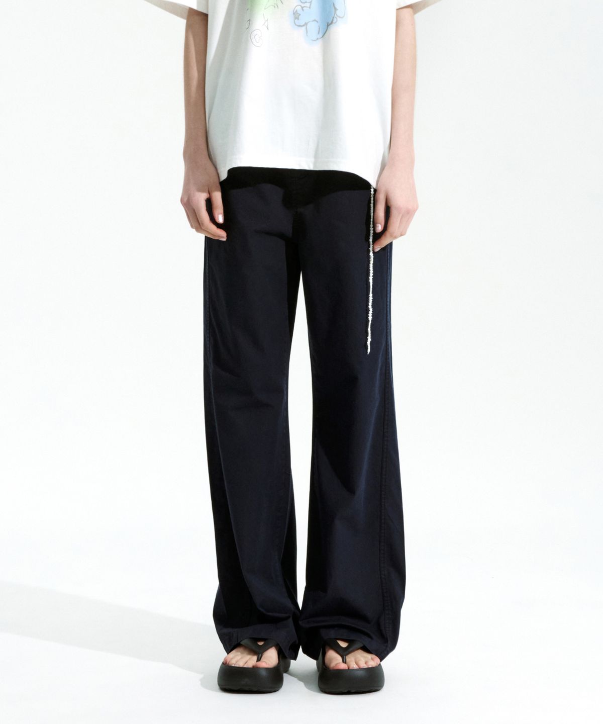 로우클래식(LOW CLASSIC) WASHED COTTON RELAXED PANTS_BLACK NAVY_LC252PT15N3