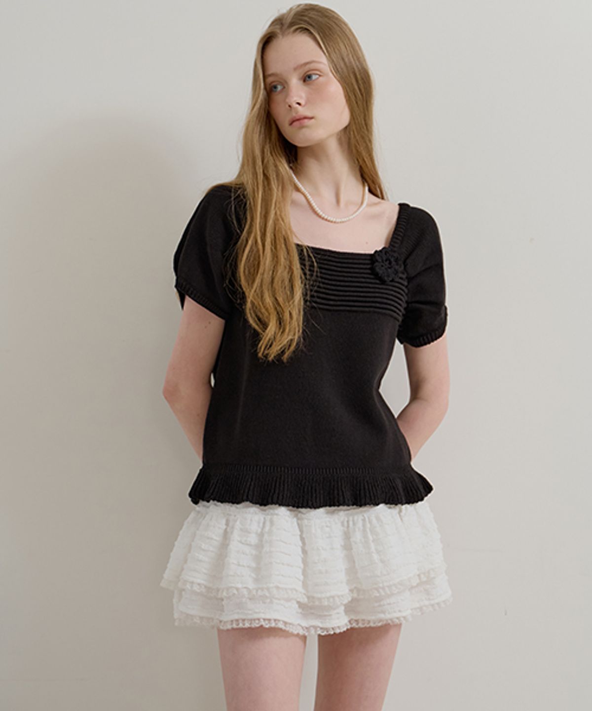 모어댄라이크(MORE THAN LIKE) SQUARE FLOWER KNIT - BLACK