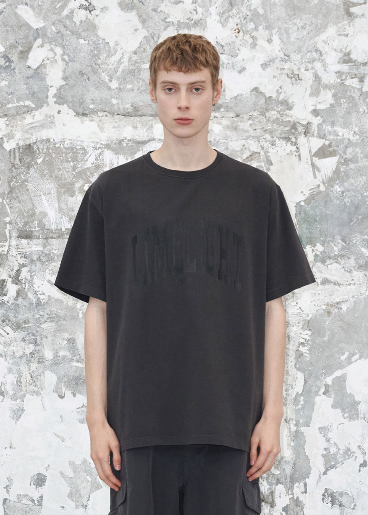 라임라잇 어패럴(LIMELIGHT APPAREL) 어패럴 피그먼트 아치 로고 티셔츠 (블랙/블랙)
