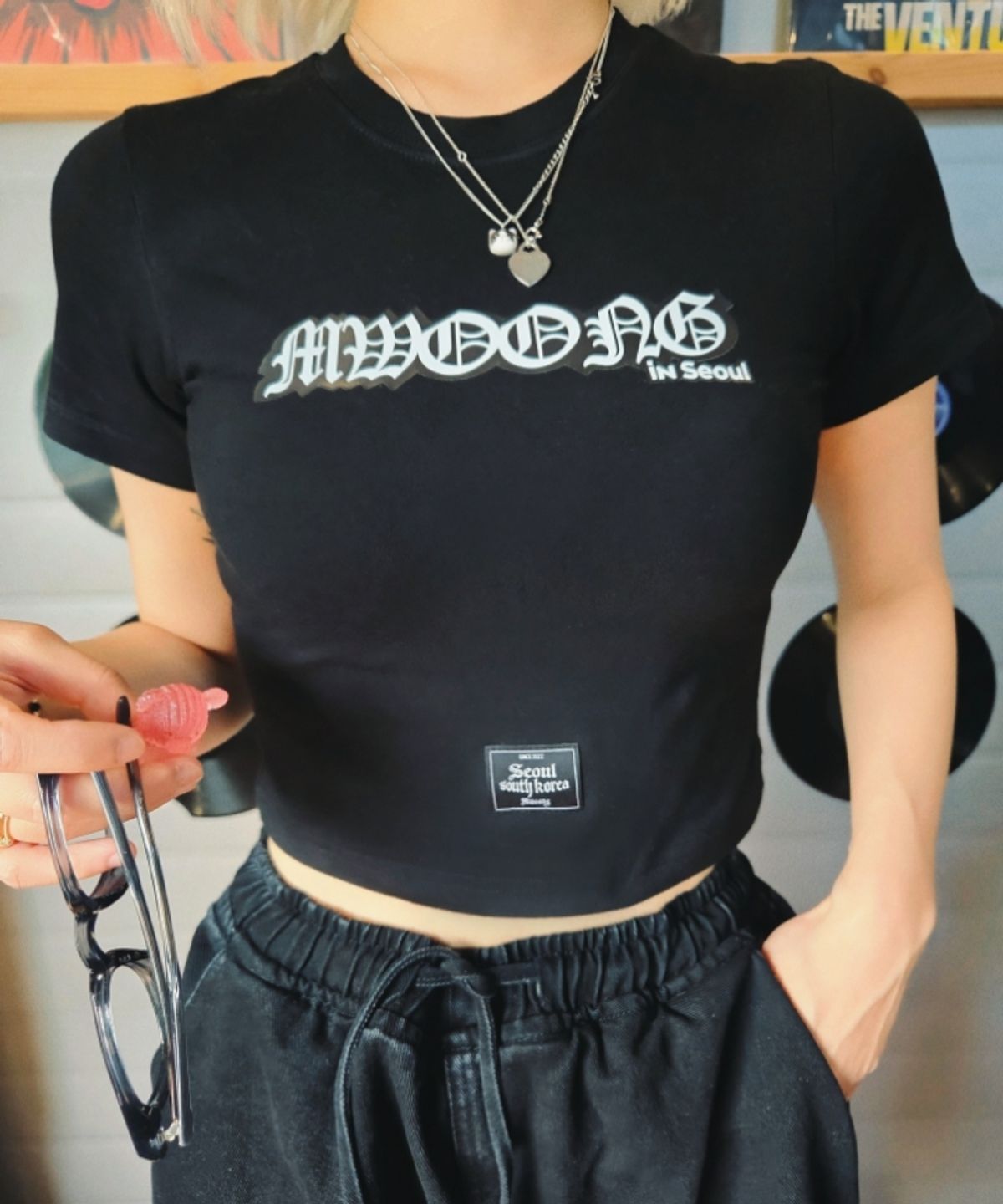 뭉(MWOONG) bloom in Seoul crop Tee(black)