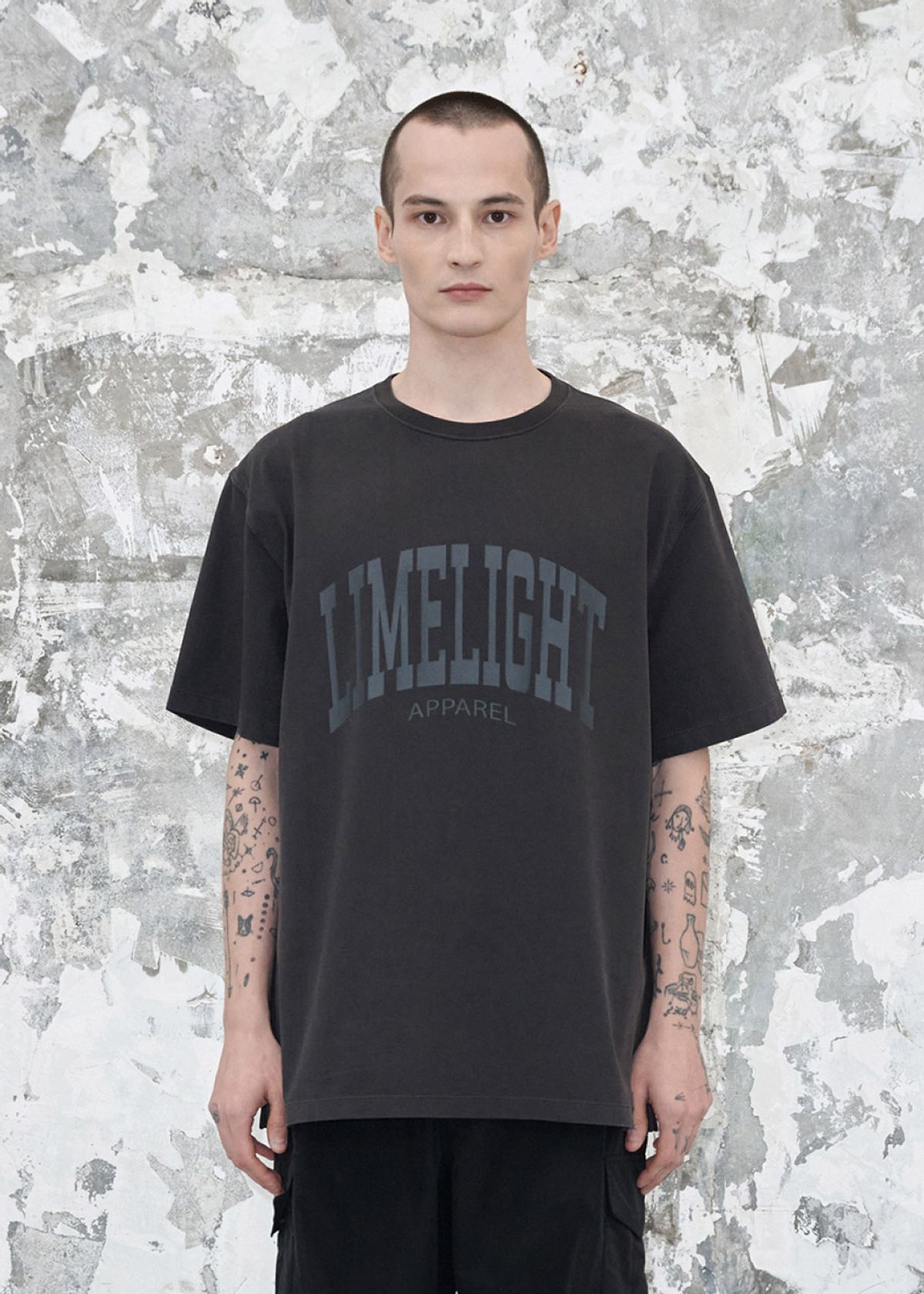 라임라잇 어패럴(LIMELIGHT APPAREL) 어패럴 피그먼트 아치 로고 티셔츠 (블랙/그레이)