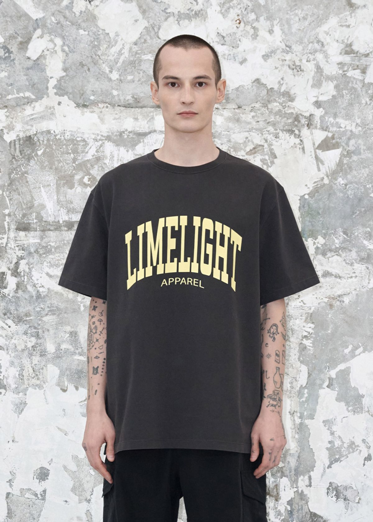 라임라잇 어패럴(LIMELIGHT APPAREL) 어패럴 피그먼트 아치 로고 티셔츠 (블랙/라임라잇)