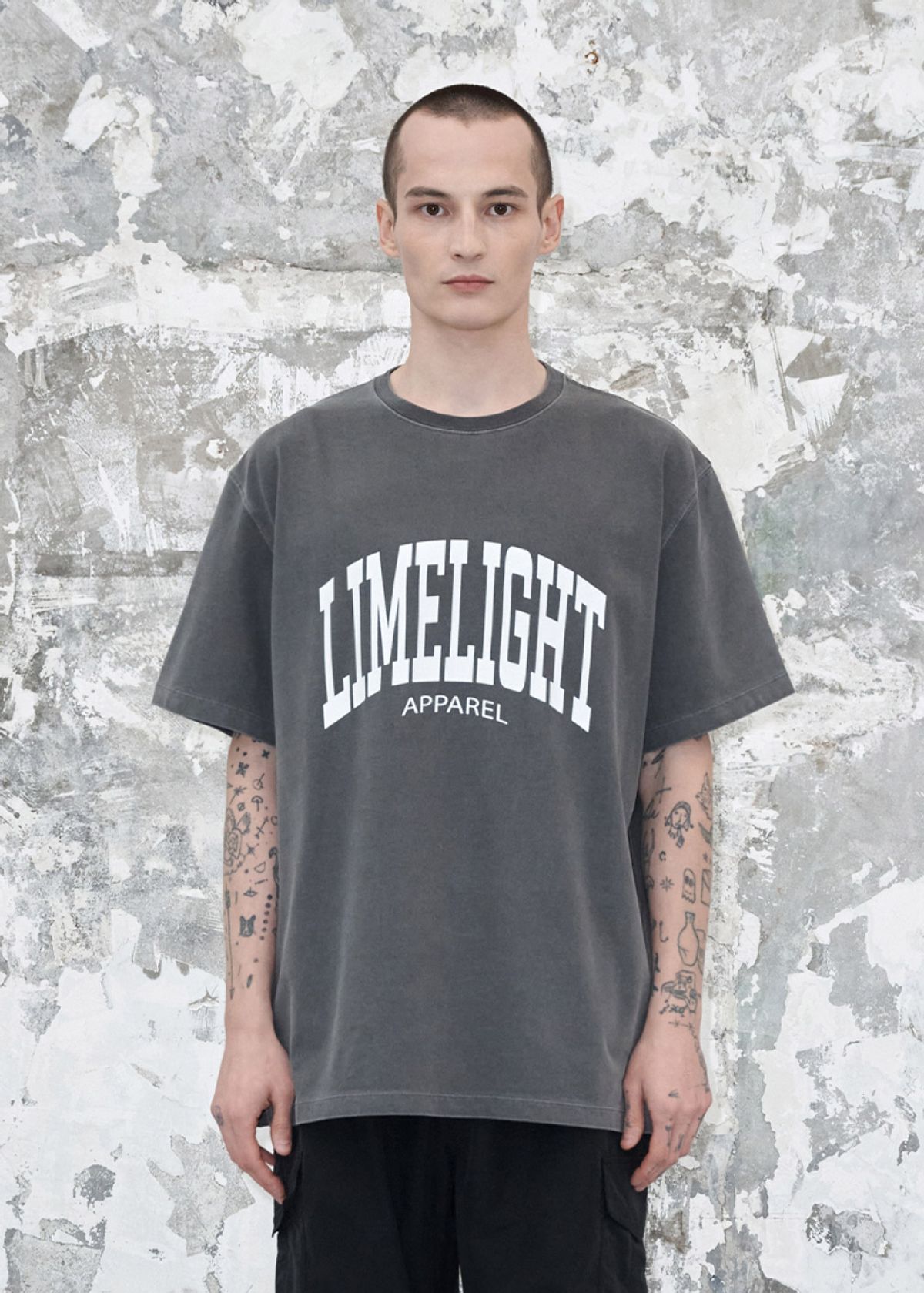 라임라잇 어패럴(LIMELIGHT APPAREL) 어패럴 피그먼트 아치 로고 티셔츠 (차콜/화이트)