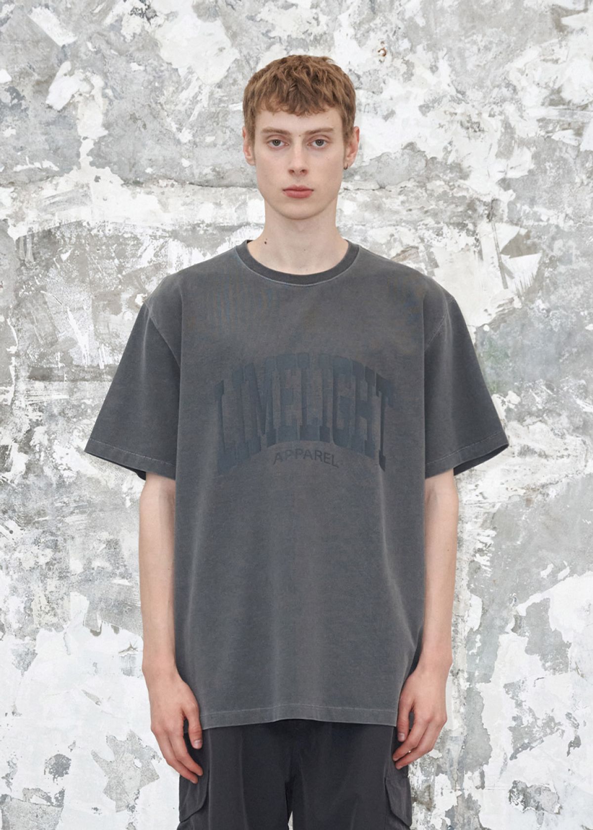 라임라잇 어패럴(LIMELIGHT APPAREL) 어패럴 피그먼트 아치 로고 티셔츠 (차콜/그레이)