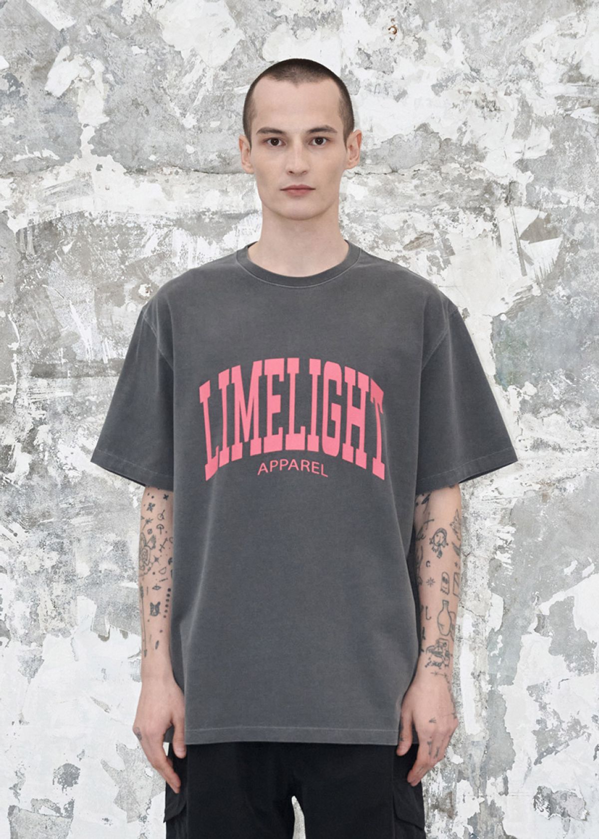라임라잇 어패럴(LIMELIGHT APPAREL) 어패럴 피그먼트 아치 로고 티셔츠 (차콜/핑크)