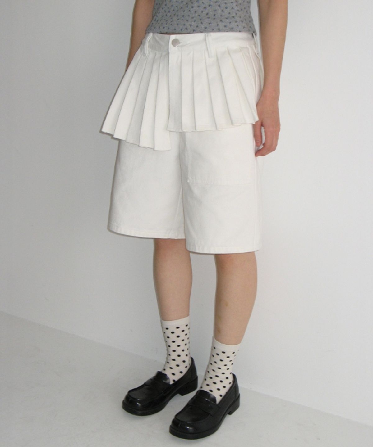 론론(RONRON) OFF BALANCE PLEAT LAYERED SHORTS PANTS WHITE