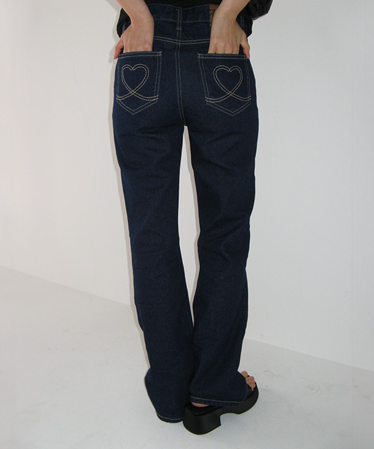 론론(RONRON) BACK HEART STITCH POCKET BOOTSCUT DENIM PANTS INDIGO BLUE (NONFADE)