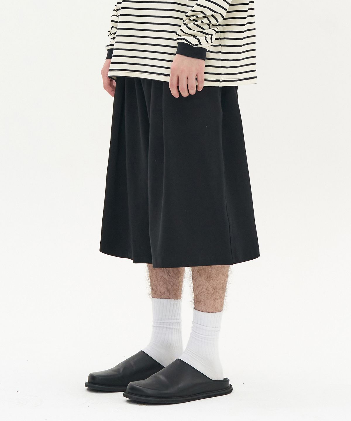 토피(TOFFEE) 원턱 스웻 버뮤다 팬츠 (BLACK)