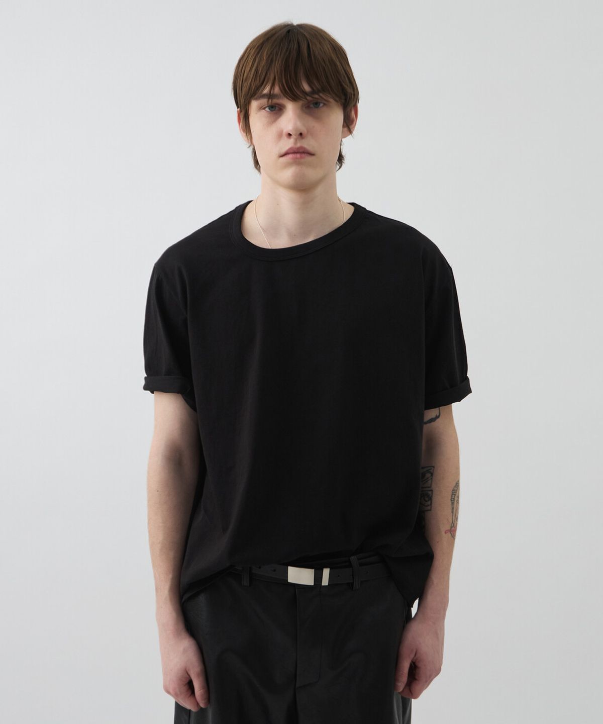 윈더(WINDER) UNBALANCED NECK SHORT TOP - BLACK