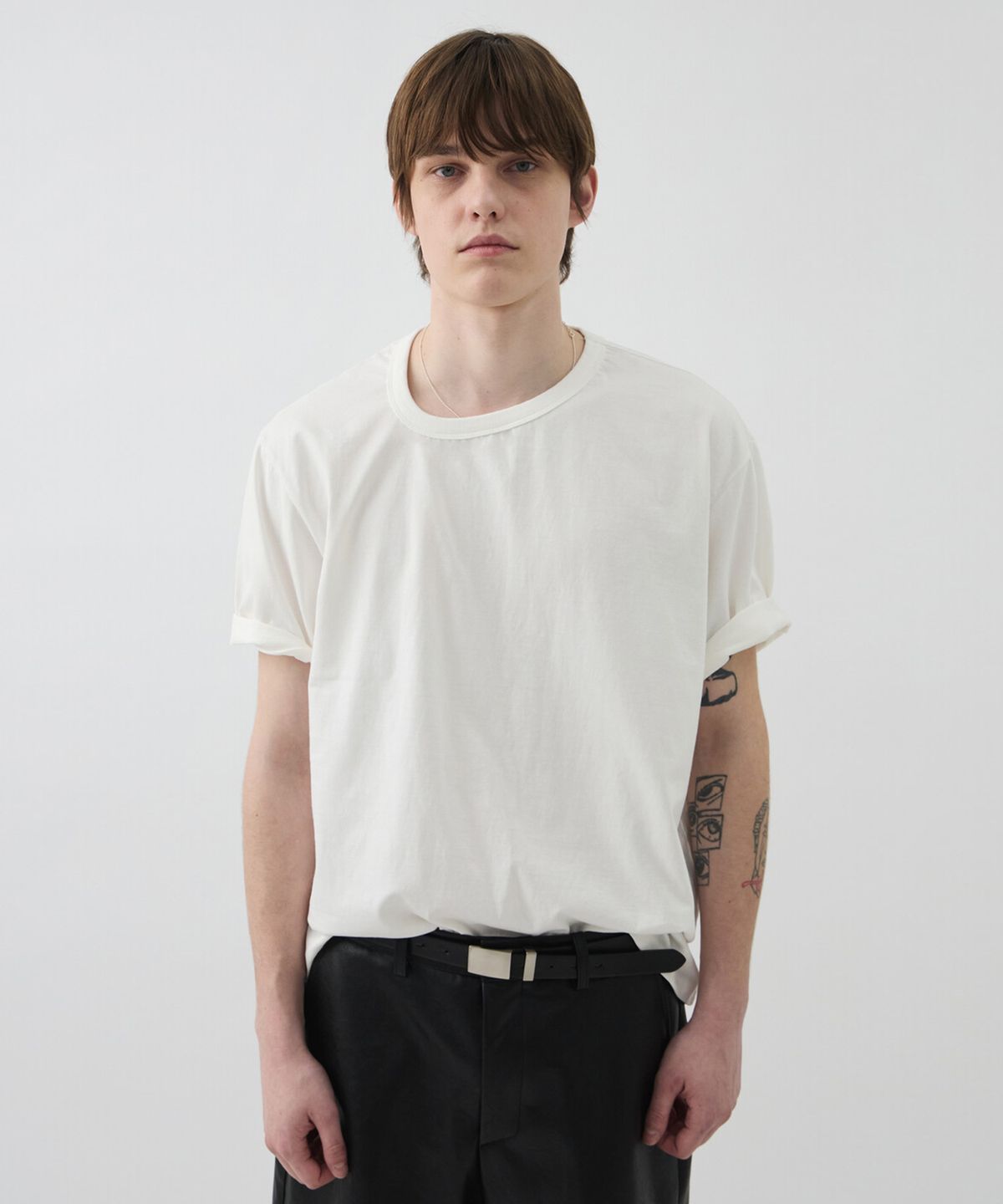 윈더(WINDER) UNBALANCED NECK SHORT TOP - OFF WHITE